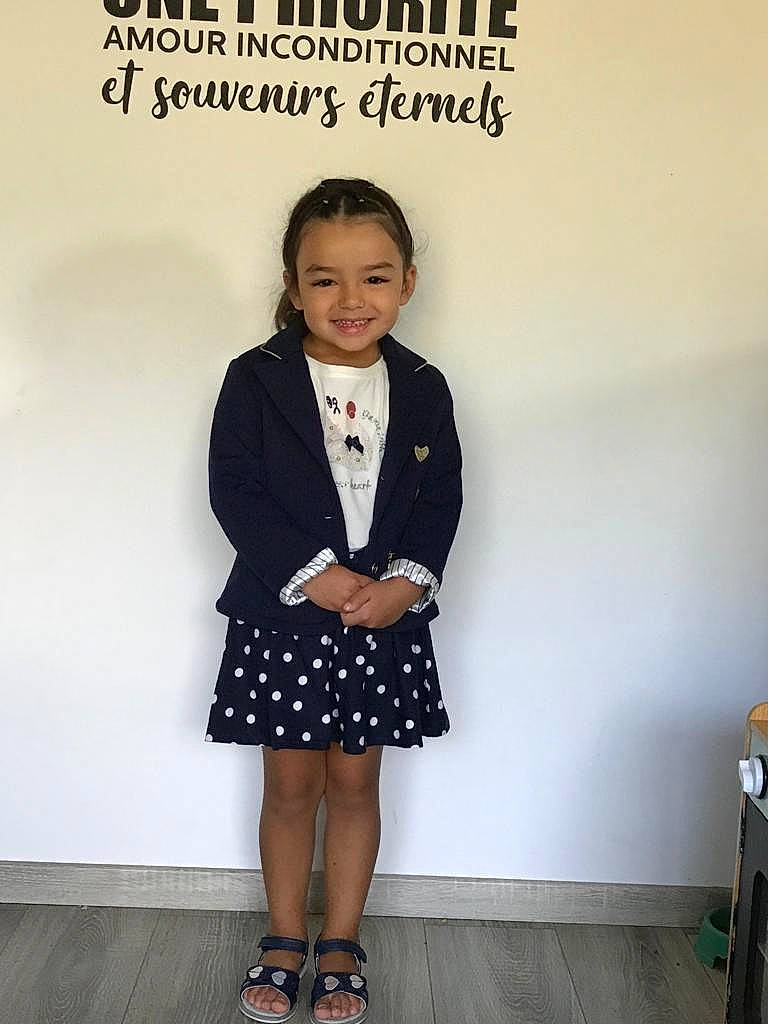 Lya a rejoint le concours — aidez-le/la à gagner de superbes lots ! blazer, bow_tie, child, clothing, collar, day_dress, dress_shirt, electric_blue, fashion_design, formal_wear, hairstyle, happy, jewellery, joy, knee, outerwear, pattern, person, school_uniform, shoe