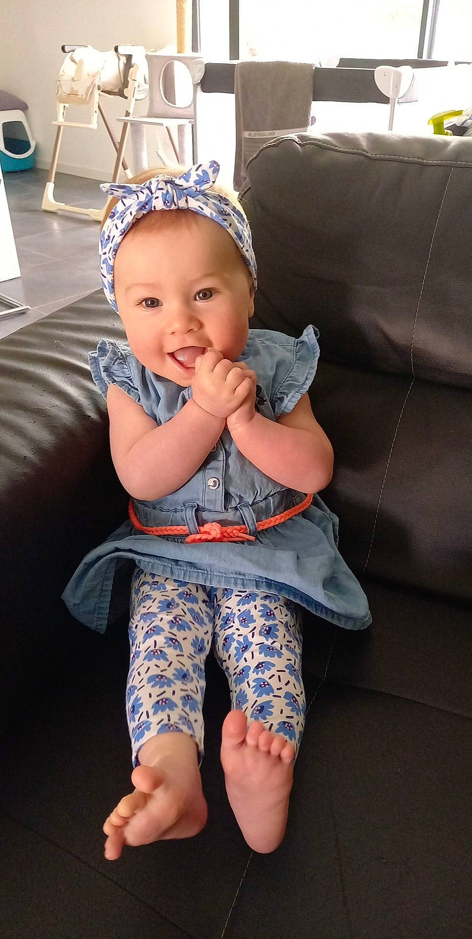 Lyli a rejoint le concours — aidez-le/la à gagner de superbes lots ! baby_toddler_clothing, clothing, comfort, cool, eye, face, facial_expression, fashion, fun, hairstyle, happy, leg, organ, person, photograph, skin, sleeve, smile, standing, thigh