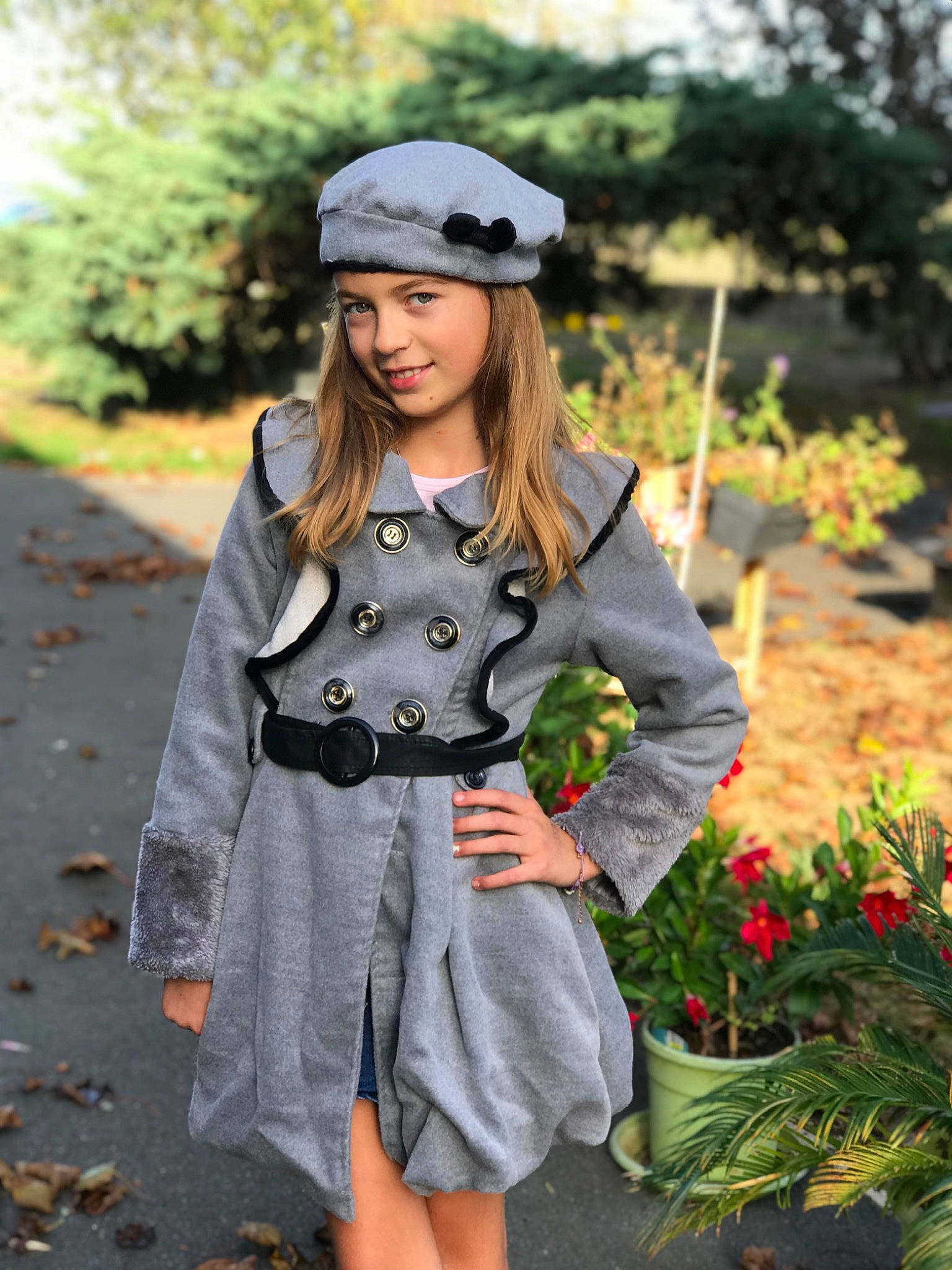 Rose a rejoint le concours — aidez-le/la à gagner de superbes lots ! bag, belt, cap, day_dress, electric_blue, eyewear, grass, headgear, headwear, helmet, human_leg, jewellery, joy, knee, long_hair, outerwear, pattern, person, plant, sleeve