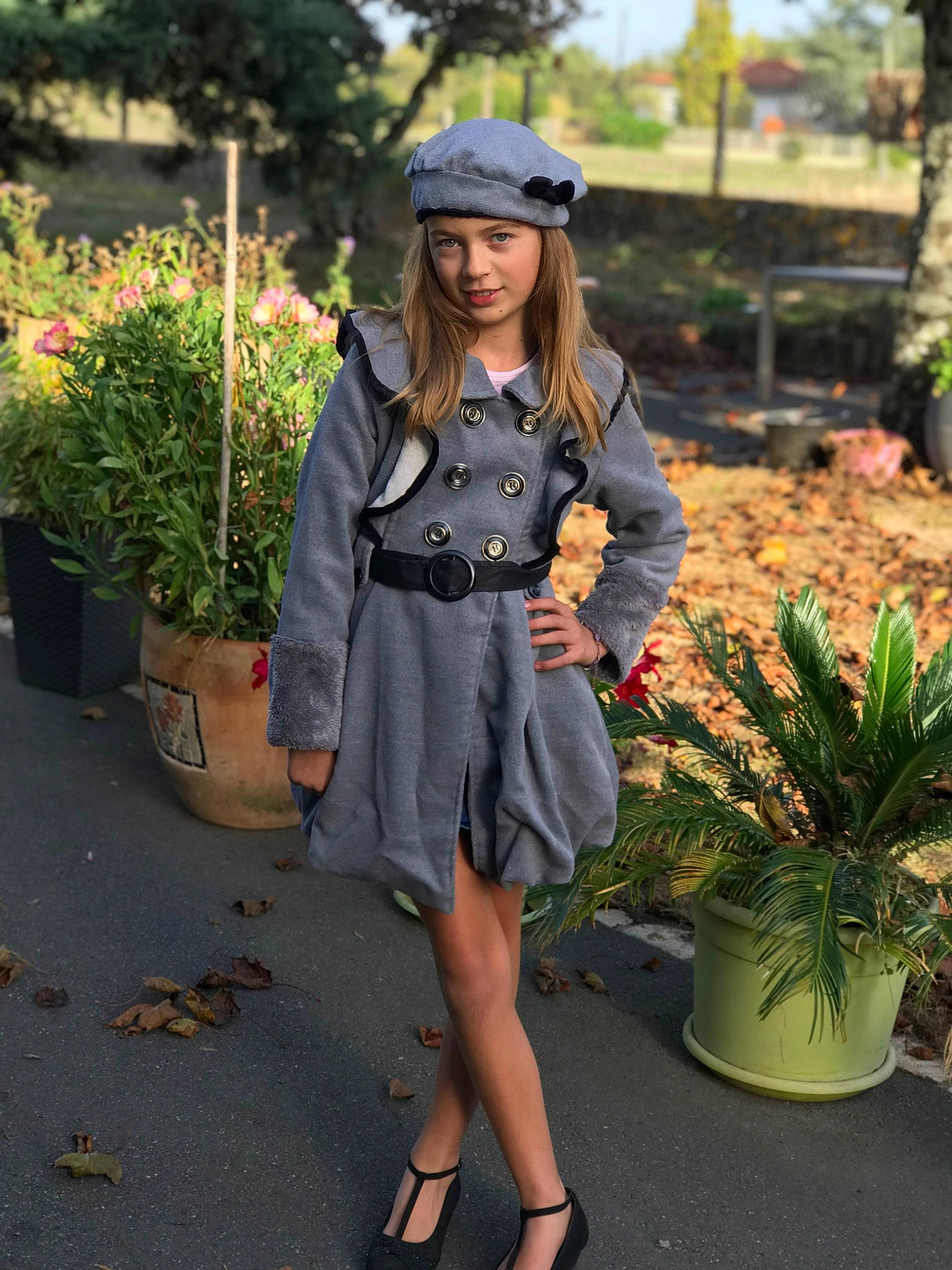 Rose a rejoint le concours — aidez-le/la à gagner de superbes lots ! bag, blazer, cap, denim, electric_blue, eyewear, fashion_design, flowerpot, hairstyle, headwear, helmet, houseplant, human_leg, joy, knee, long_hair, luggage_and_bags, person, plant, sleeve