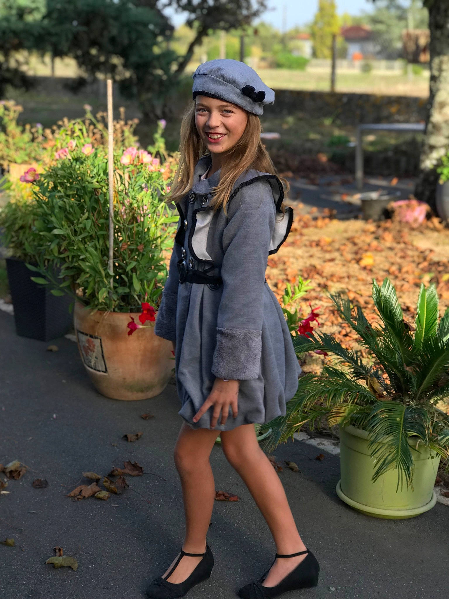 Rose a rejoint le concours — aidez-le/la à gagner de superbes lots ! bag, botany, cap, clothing, eyewear, flower, flowerpot, grass, headwear, houseplant, human_leg, joy, knee, leisure, long_hair, luggage_and_bags, person, plant, smile, sunglasses