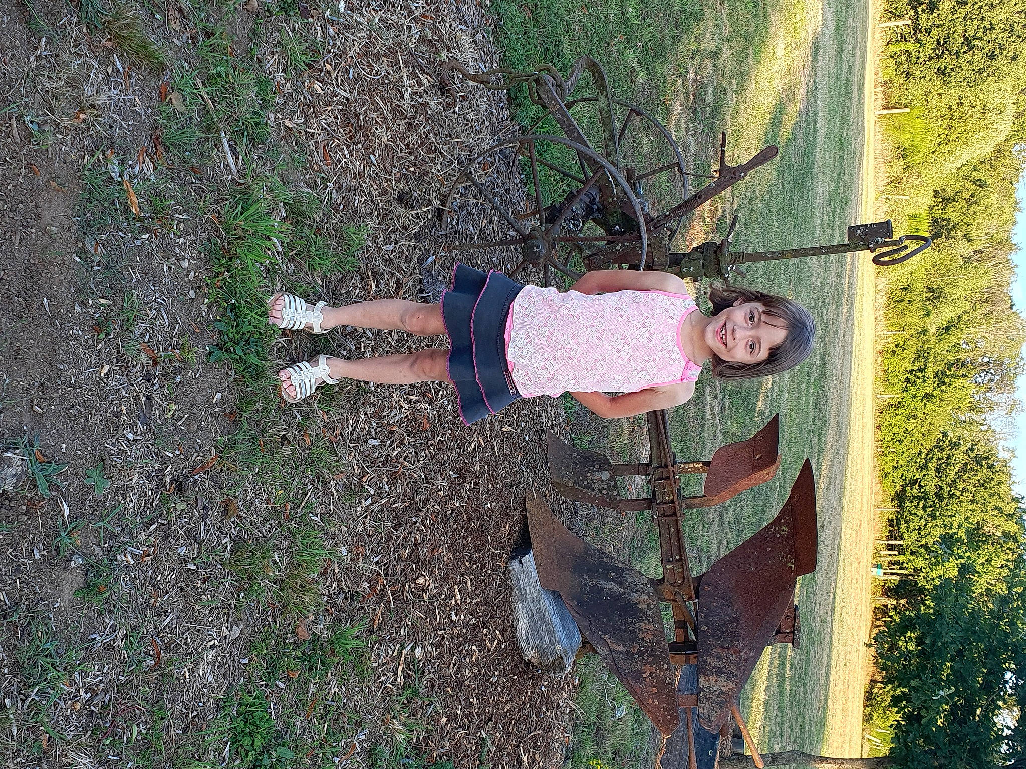 Gladys participe au concours pour gagner de l'argent avec cette photo : child, fun, grass, joy, leisure, people_in_nature, person, plant, recreation, shadow, smile, soil, thigh, tints_and_shades, toddler, tree