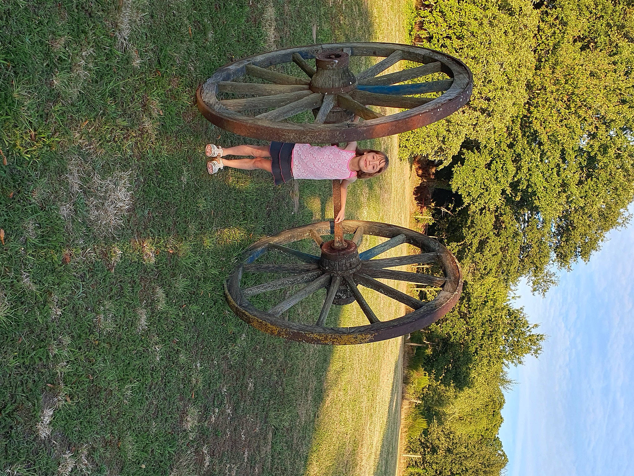 Gladys participe au concours pour gagner de l'argent avec cette photo : automotive_tire, automotive_wheel_system, bicycle_tire, bicycle_wheel, circle, cloud, grass, grass_family, joy, landscape, person, plant, pole, rim, sky, spoke, tire, tree, vehicle, water