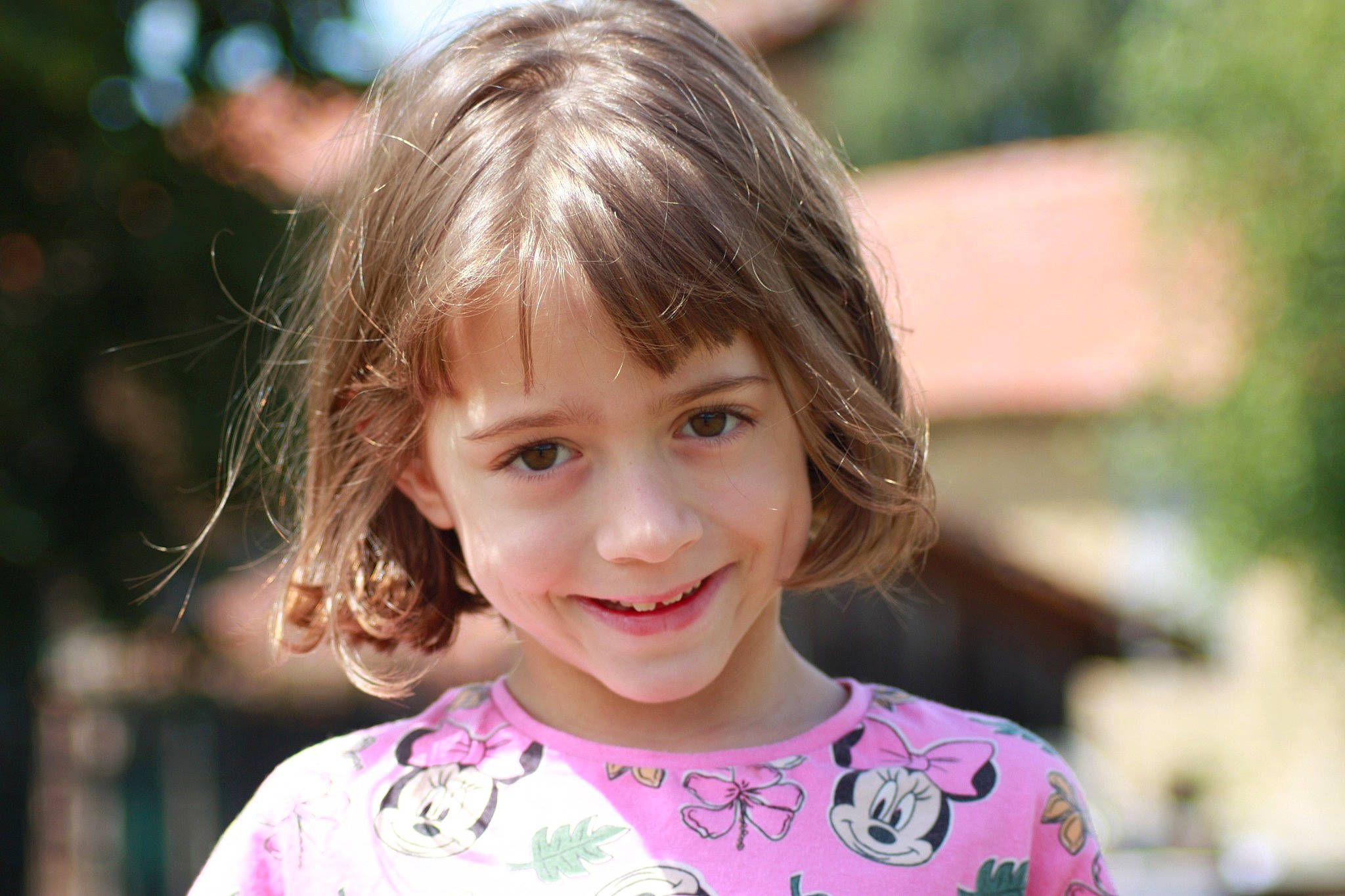 Gladys a rejoint le concours — aidez-le/la à gagner de superbes lots ! bangs, blond, brown_hair, cheek, child, eyelash, fun, grass, happy, iris, joy, laugh, leisure, people_in_nature, person, portrait_photography, sleeve, smile, t_shirt, toddler