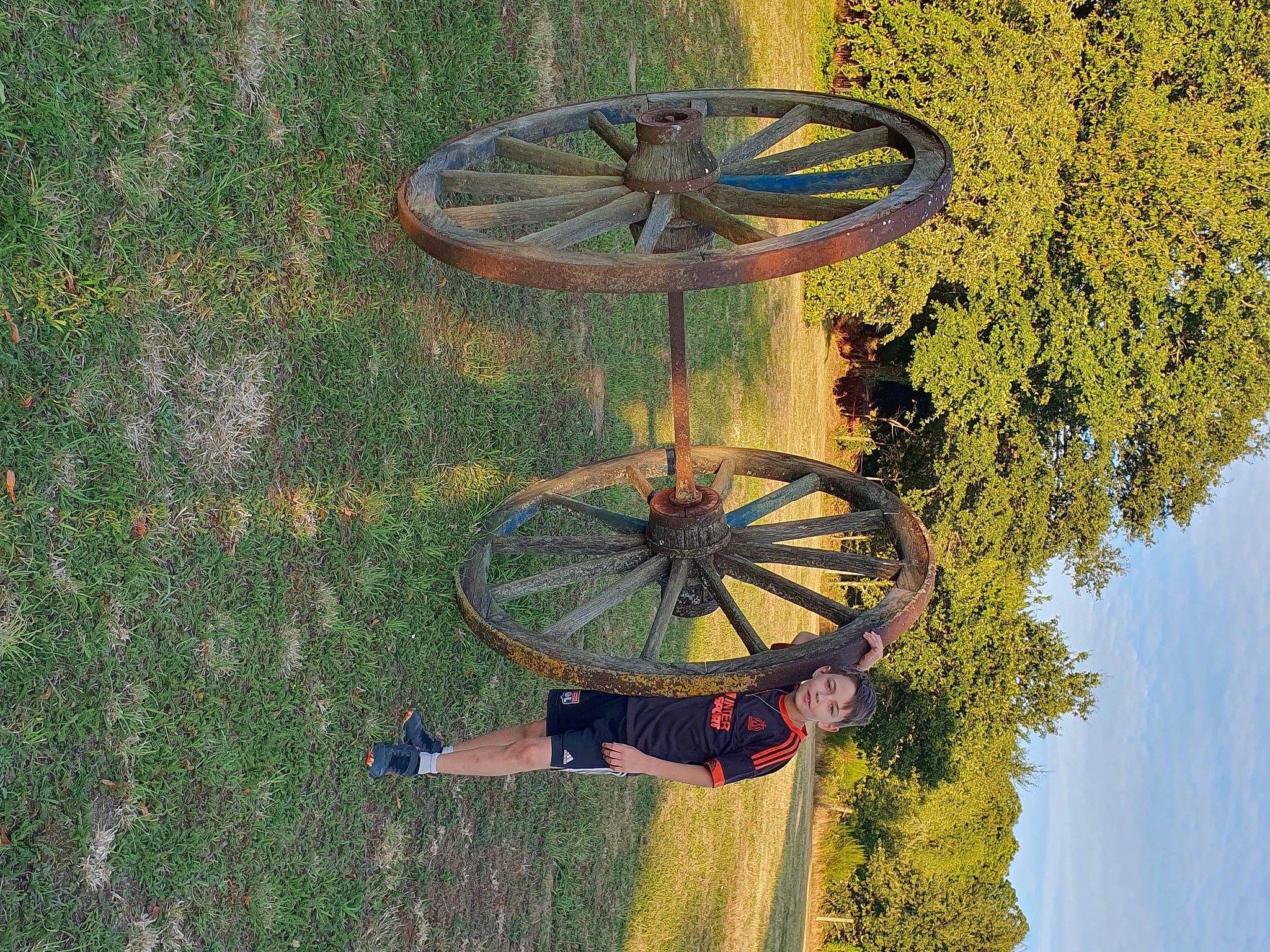 Cena a rejoint le concours — aidez-le/la à gagner de superbes lots ! art, auto_part, automotive_tire, automotive_wheel_system, bicycle_tire, circle, fun, grass, landscape, leisure, person, plant, pole, recreation, rim, sky, spoke, tire, tree, water