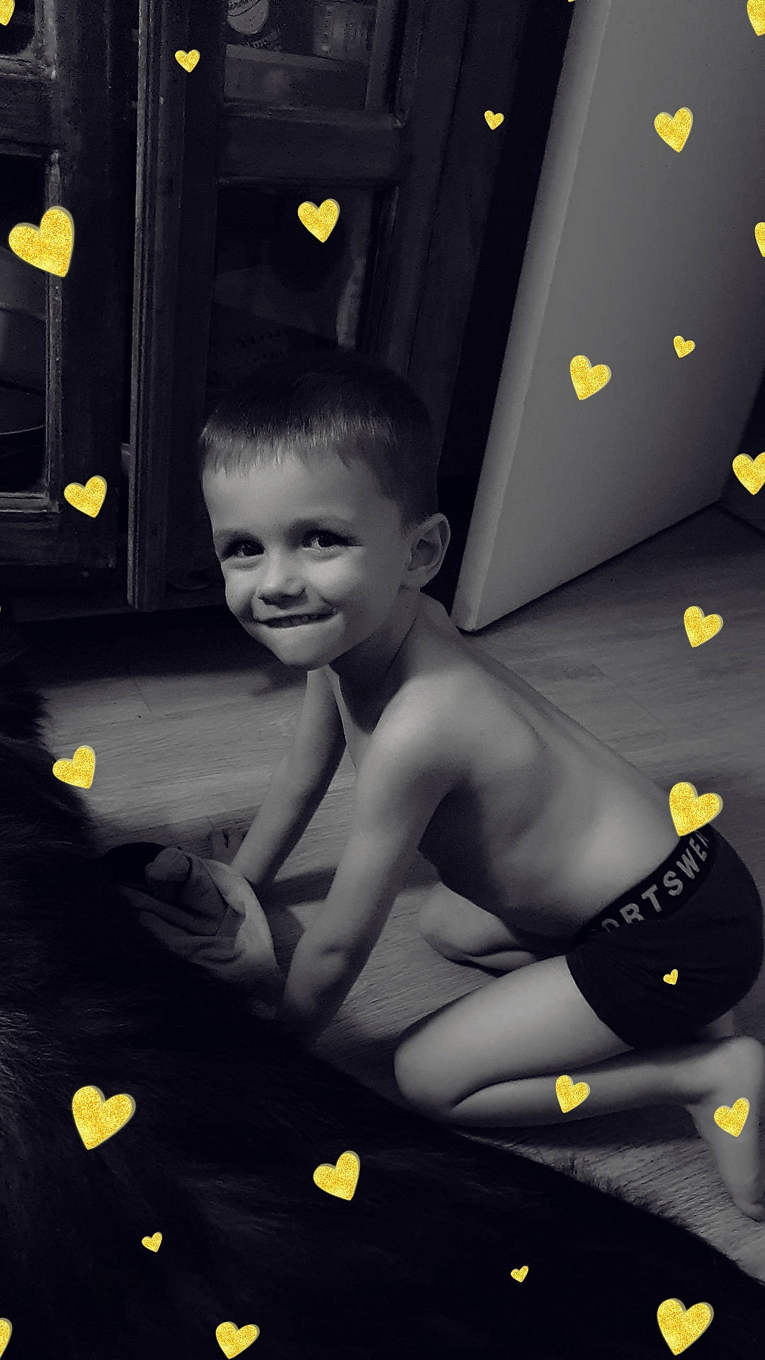 Valentin a rejoint le concours — aidez-le/la à gagner de superbes lots ! barechested, chest, child, elbow, flash_photography, fun, gadget, gas, gesture, happy, joy, person, photo_caption, room, sitting, smile, thumb, toddler