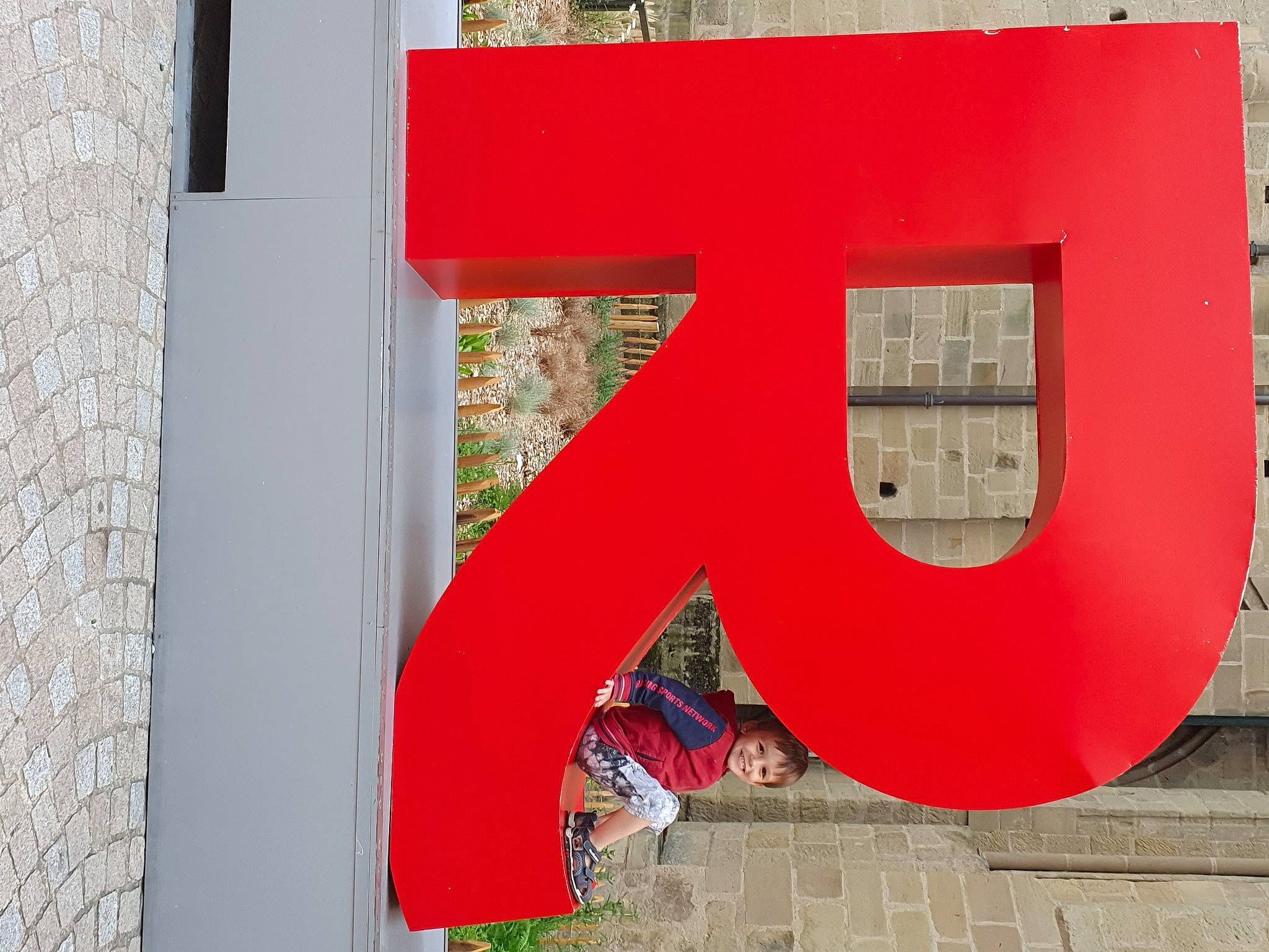 Valentin a rejoint le concours — aidez-le/la à gagner de superbes lots ! art, brick, brickwork, building, carmine, circle, concrete, door, facade, font, joy, pattern, person, rectangle, red, sign, signage, tints_and_shades, visual_arts, window