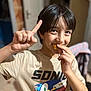 Mahmoud Layane participe au concours pour gagner de l'argent avec cette photo : child, boy, smiling, indoor, snack, chip, tshirt, sonic_the_hedgehog, hand, finger, face, hair, person, casual, young, playful, happy, portrait, clothing, food
