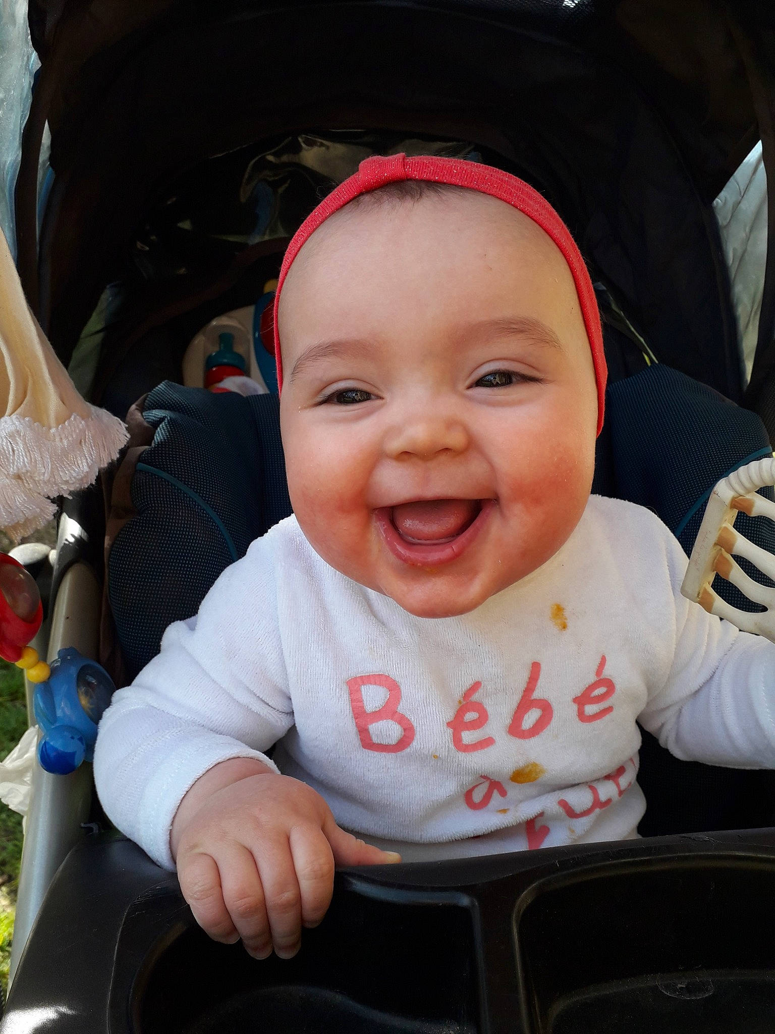 Alizé participe au concours pour gagner de l'argent avec cette photo : baby, baby_carriage, baby_in_car_seat, cheek, child, chin, cool, eye, face, facial_expression, forehead, happy, head, joy, laugh, lip, mouth, person, product, skin