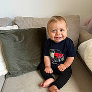 Eliott a rejoint le concours — aidez-le/la à gagner de superbes lots ! toddler, child, smiling, sitting, couch, pillows, clothing, tshirt, leggings, barefoot, indoor, happy, face, baby, cute, home, furniture, portrait, young_child, casual