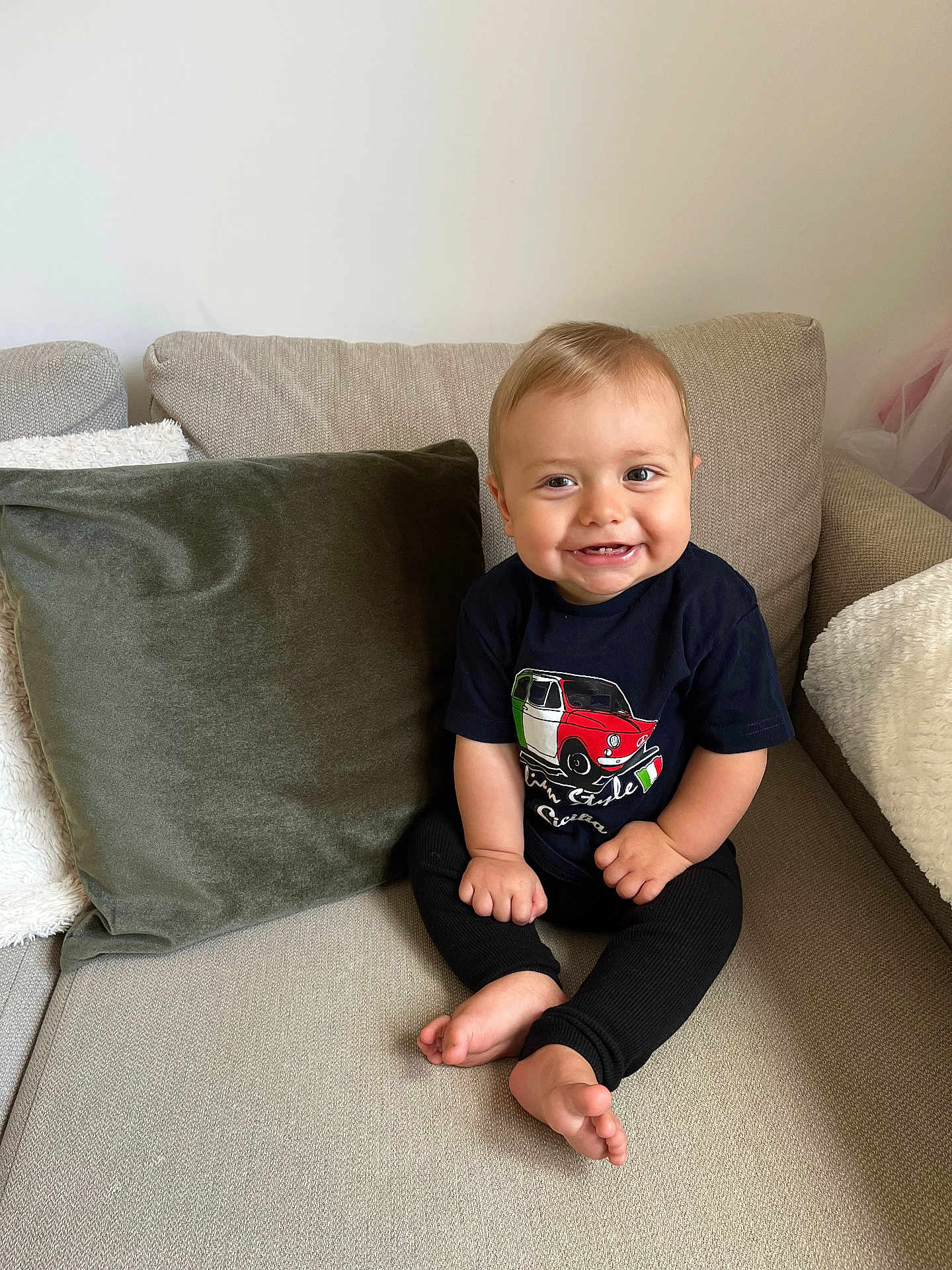 Eliott a rejoint le concours — aidez-le/la à gagner de superbes lots ! toddler, child, smiling, sitting, couch, pillows, clothing, tshirt, leggings, barefoot, indoor, happy, face, baby, cute, home, furniture, portrait, young_child, casual