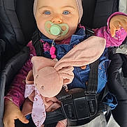 Judith a rejoint le concours — aidez-le/la à gagner de superbes lots ! baby, child, pacifier, headband, blue_eyes, car_seat, straps, plush_toy, bunny, pink_clothing, denim, infant, cute, soft_toy, toddler, sitting, comfort, indoor, portrait, hands