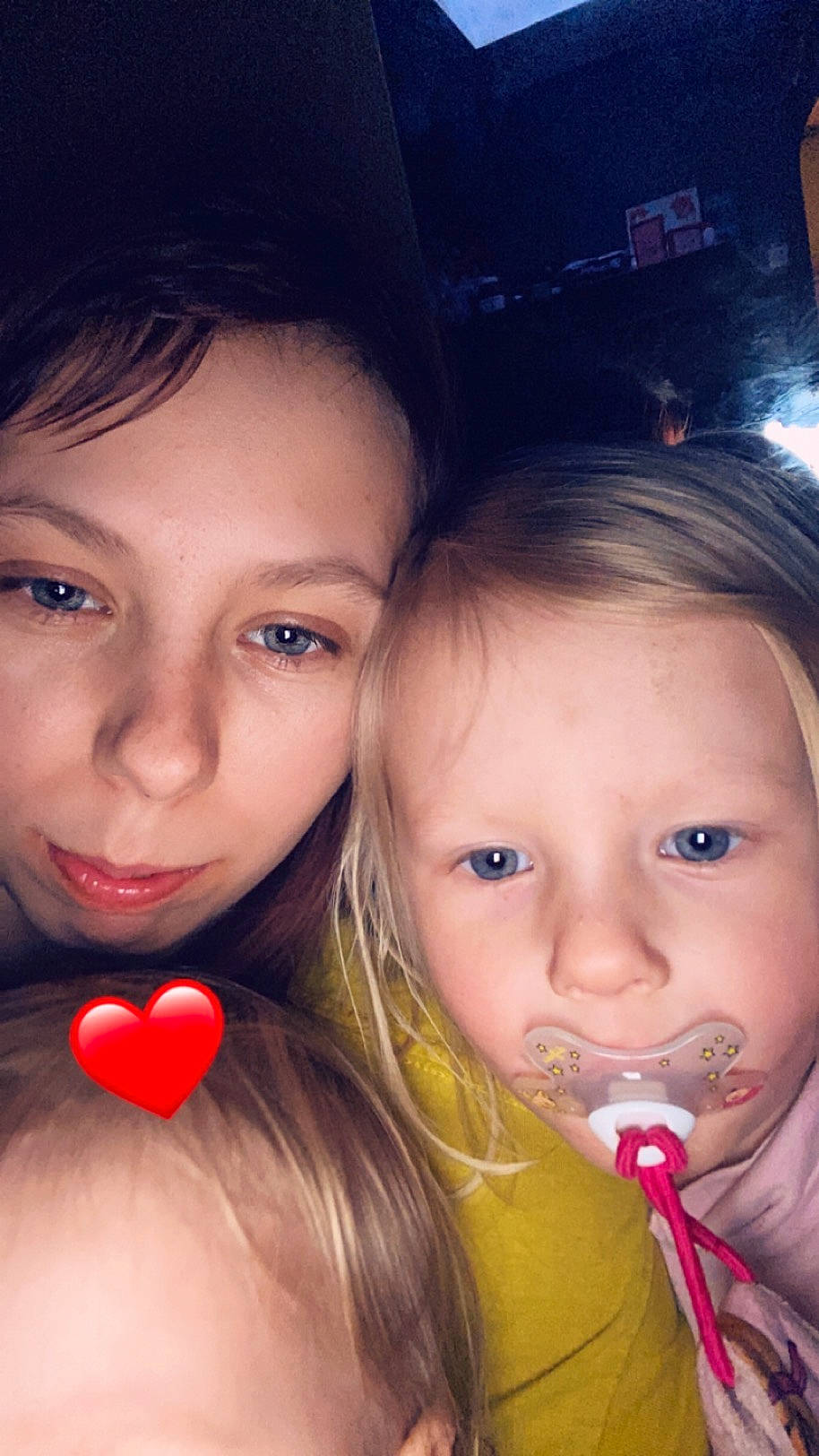 Christiane a rejoint le concours — aidez-le/la à gagner de superbes lots ! black_hair, cheek, chin, cool, ear, eyebrow, eyelash, facial_expression, flash_photography, fun, gesture, hairstyle, happy, iris, lip, mouth, nose, organ, people, person