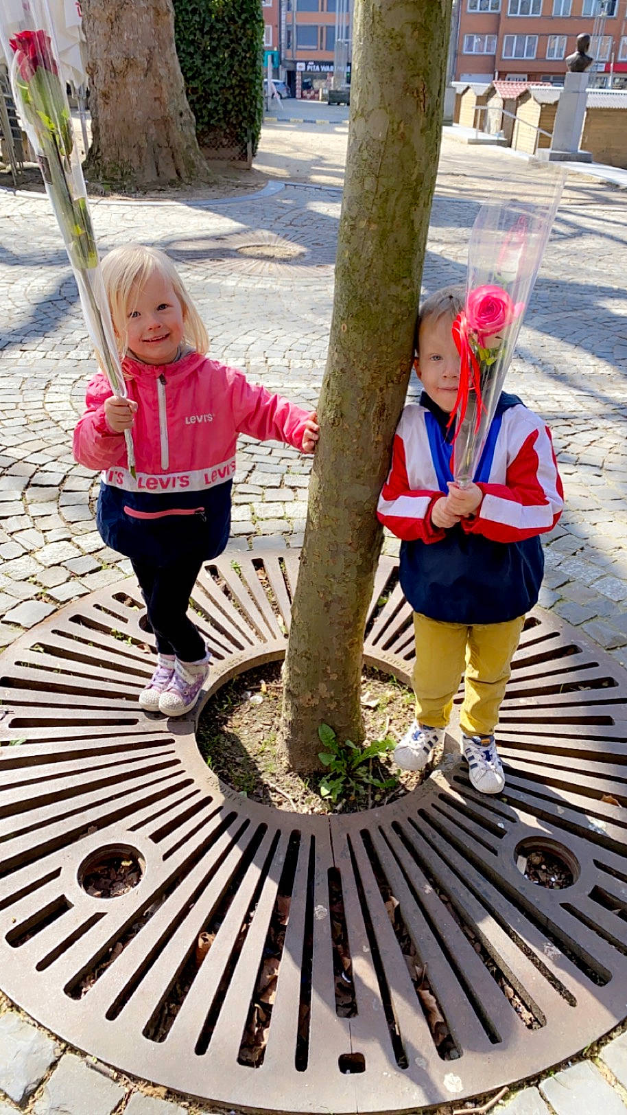 Christiane a rejoint le concours — aidez-le/la à gagner de superbes lots ! baby, child, fun, grass, human_settlement, joy, leisure, magenta, pedestrian, people_in_nature, person, pink, plant, public_space, recreation, road_surface, smile, standing, toddler, tree