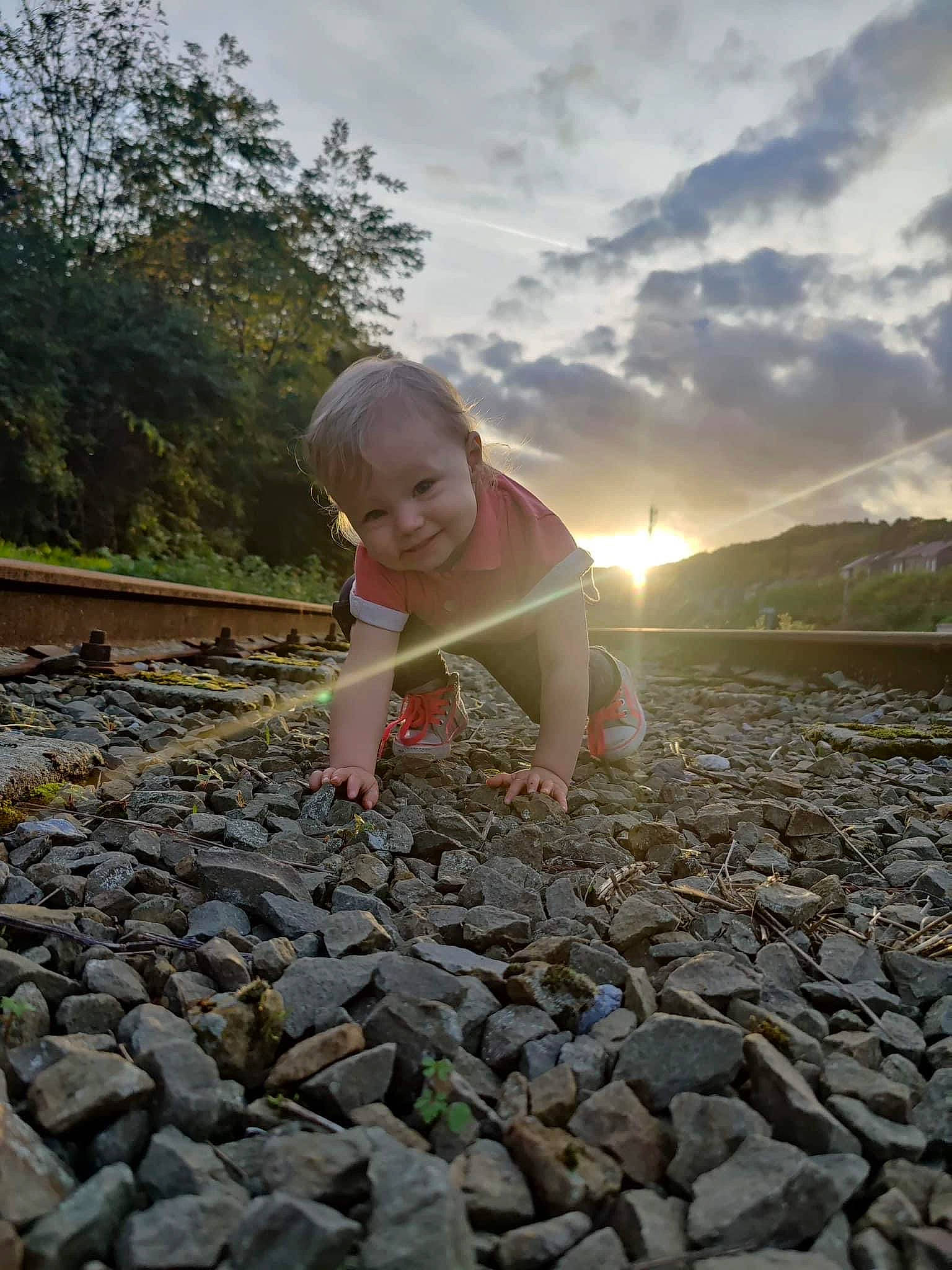 Valériane participe au concours pour gagner de l'argent avec cette photo : asphalt, cloud, flash_photography, flooring, fun, grass, happy, head, joy, landscape, leisure, people_in_nature, person, plant, sand, shore, sky, soil, sunlight, toddler
