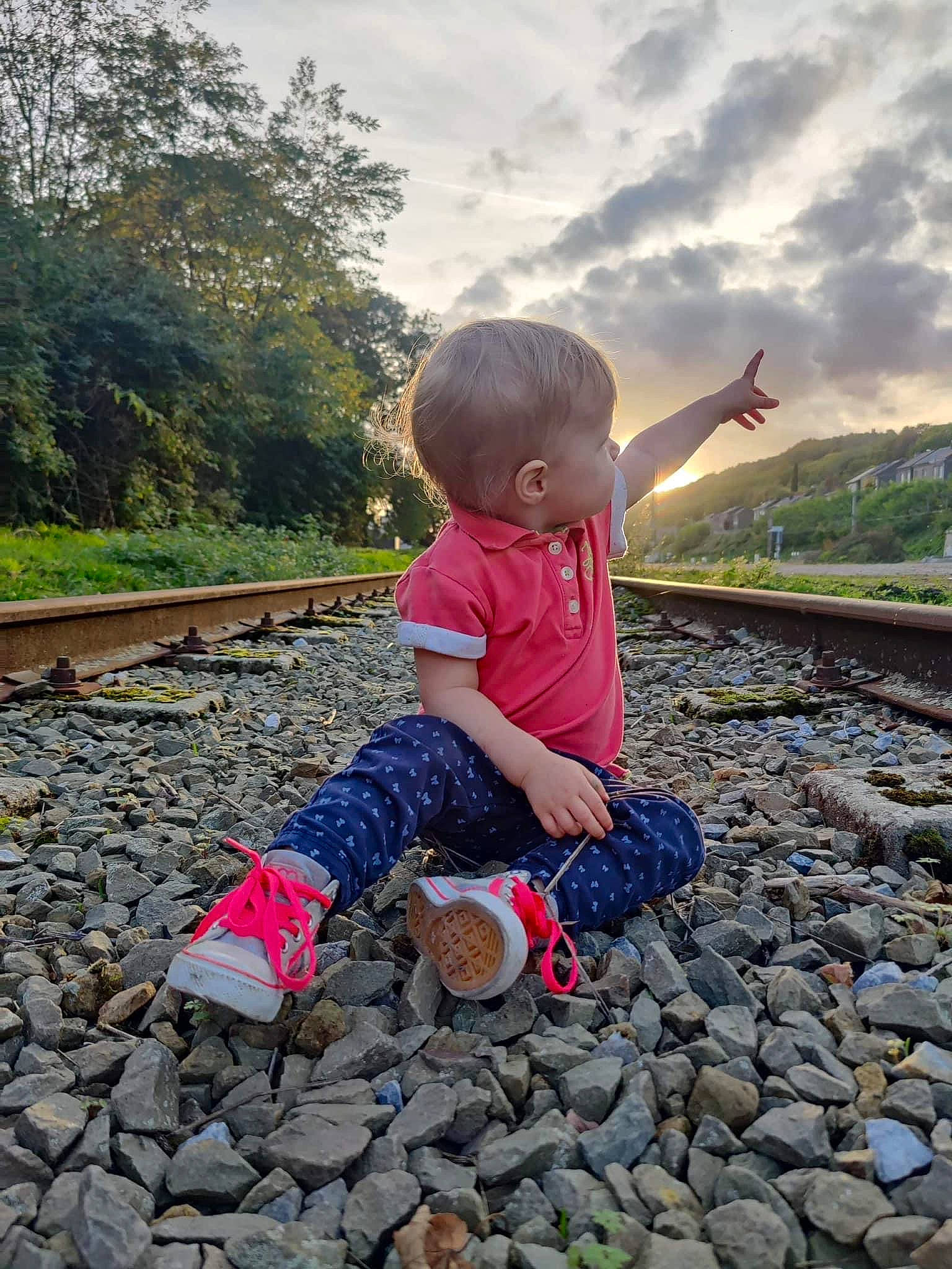 Valériane participe au concours pour gagner de l'argent avec cette photo : cloud, finger, flash_photography, gesture, grass, green, hand, happy, leaf, leg, leisure, people_in_nature, person, photograph, plant, sky, standing, toddler, travel, tree