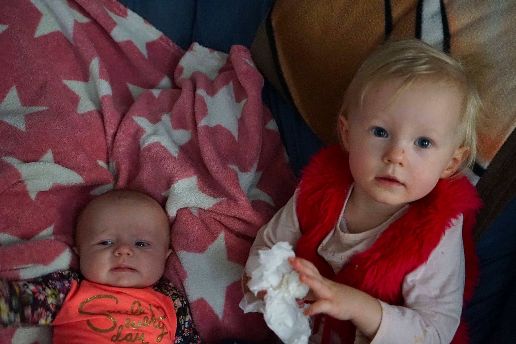 Christiane participe au concours pour gagner de l'argent avec cette photo : baby, baby_toddler_clothing, cheek, child, comfort, eye, face, facial_expression, hand, happy, head, iris, mouth, nose, organ, person, pink, product, red, skin