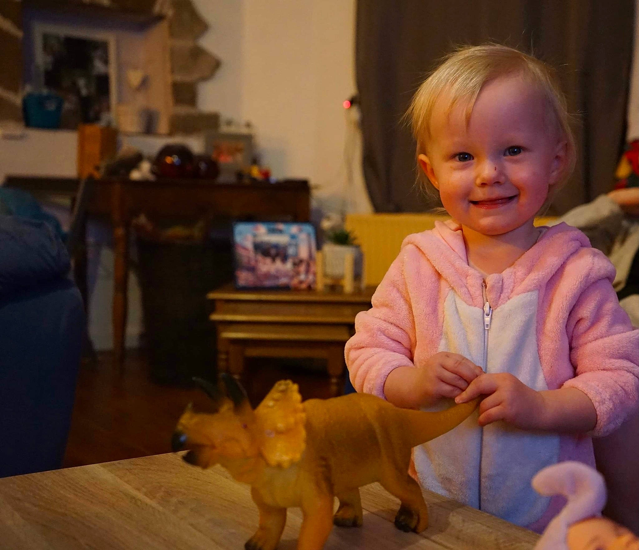 Christiane participe au concours pour gagner de l'argent avec cette photo : art, baby, cheek, child, event, fawn, flooring, fun, fur, happy, joy, person, play, room, sitting, smile, snapshot, tail, toddler, toy