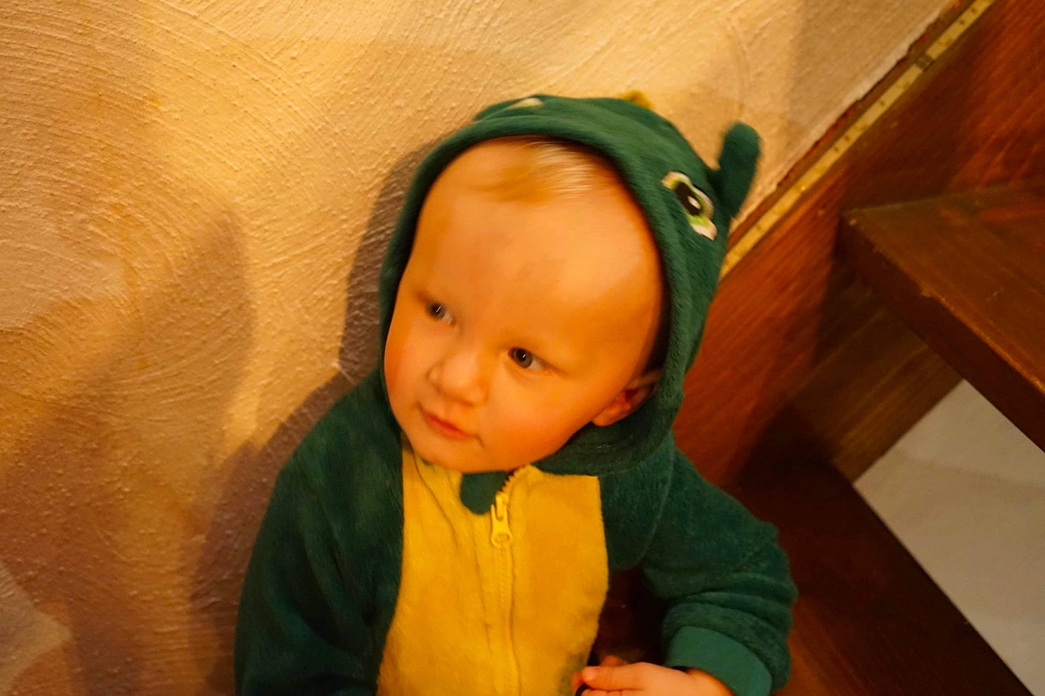 Thays a rejoint le concours — aidez-le/la à gagner de superbes lots ! baby, baby_toddler_clothing, cheek, child, comfort, ear, facial_expression, flooring, fun, happy, hardwood, hoodie, nose, person, room, sitting, skin, smile, thumb, toddler