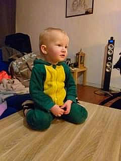 Thays a rejoint le concours — aidez-le/la à gagner de superbes lots ! baby, baby_toddler_clothing, cheek, child, comfort, crawling, floor, flooring, fun, hardwood, person, picture_frame, room, shelf, sitting, sleeve, t_shirt, toddler, varnish, wood