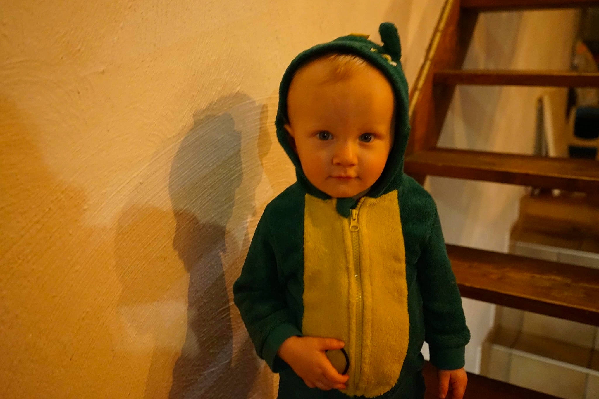 Thays a rejoint le concours — aidez-le/la à gagner de superbes lots ! baby, baby_toddler_clothing, cheek, child, door, event, flooring, fun, happy, person, room, sleeve, smile, toddler, visual_arts, wood