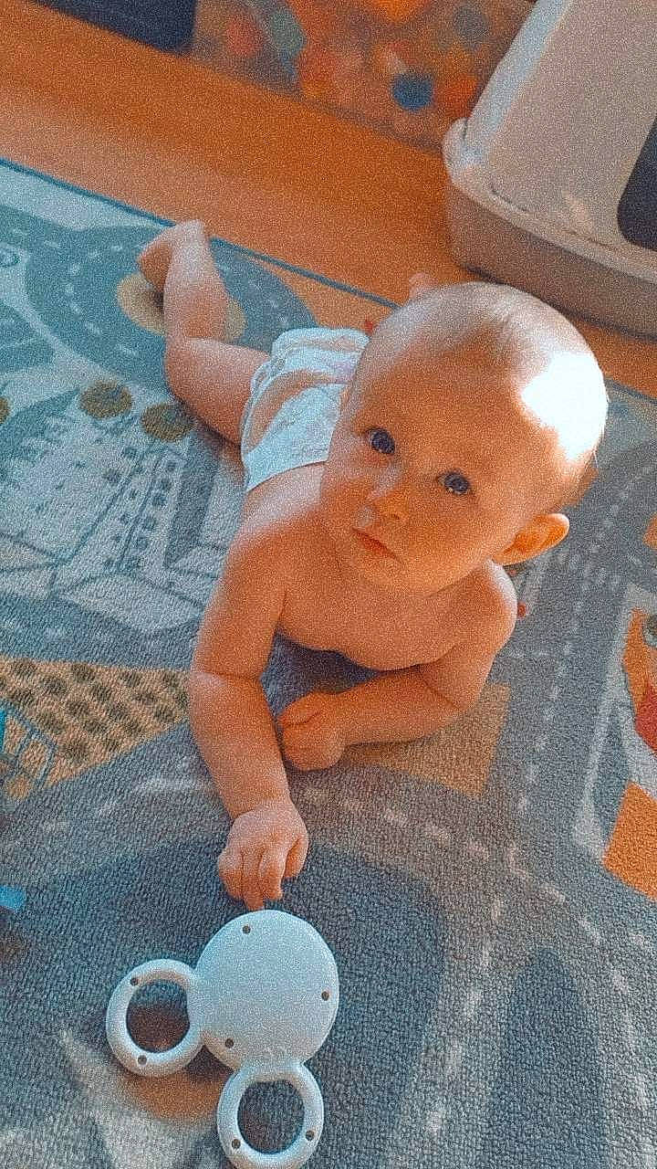 Mylan participe au concours pour gagner de l'argent avec cette photo : art, baby, baby_products, baby_safety, baby_toys, bathing, cheek, chest, child, circle, floor, flooring, fun, linens, pattern, person, room, thumb, toddler, toy