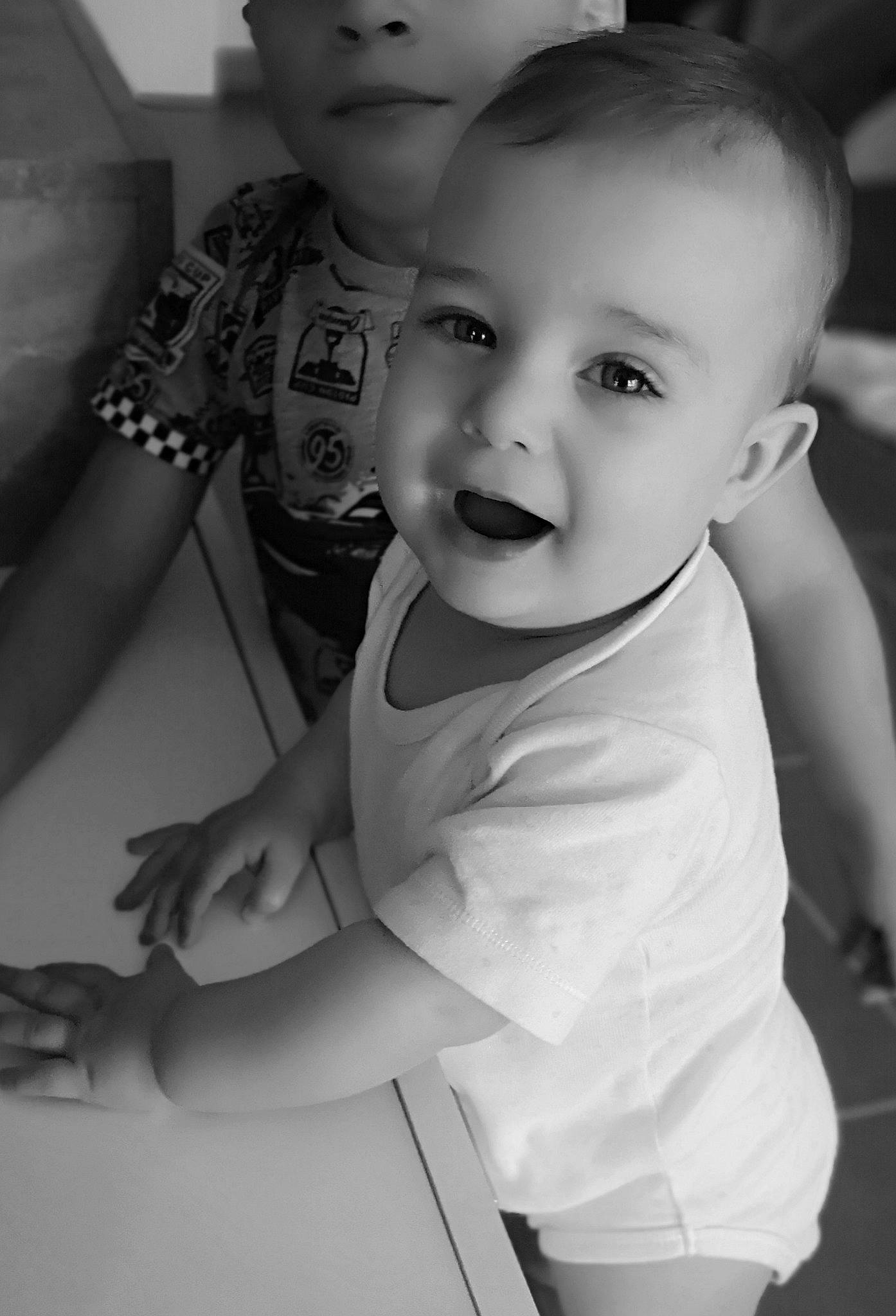 Maïna a rejoint le concours — aidez-le/la à gagner de superbes lots ! baby, beauty, black, black_and_white, cheek, child, eye, face, facial_expression, head, monochrome, monochrome_photography, people, person, photograph, skin, smile, snapshot, standing, toddler