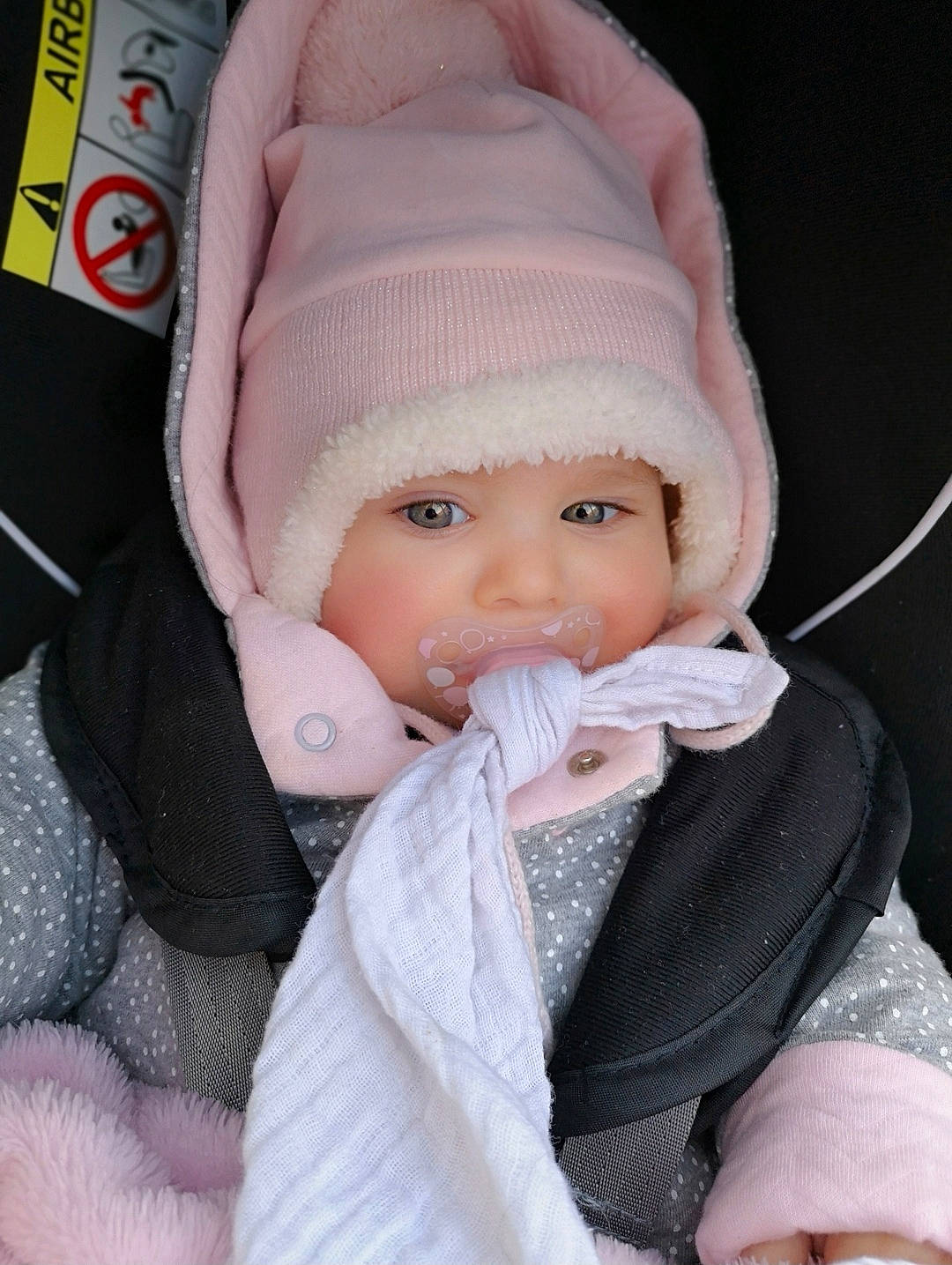 Maïna a rejoint le concours — aidez-le/la à gagner de superbes lots ! baby, baby_carriage, baby_products, bonnet, car_seat, cheek, child, headgear, knit_cap, person, product, skin, toddler