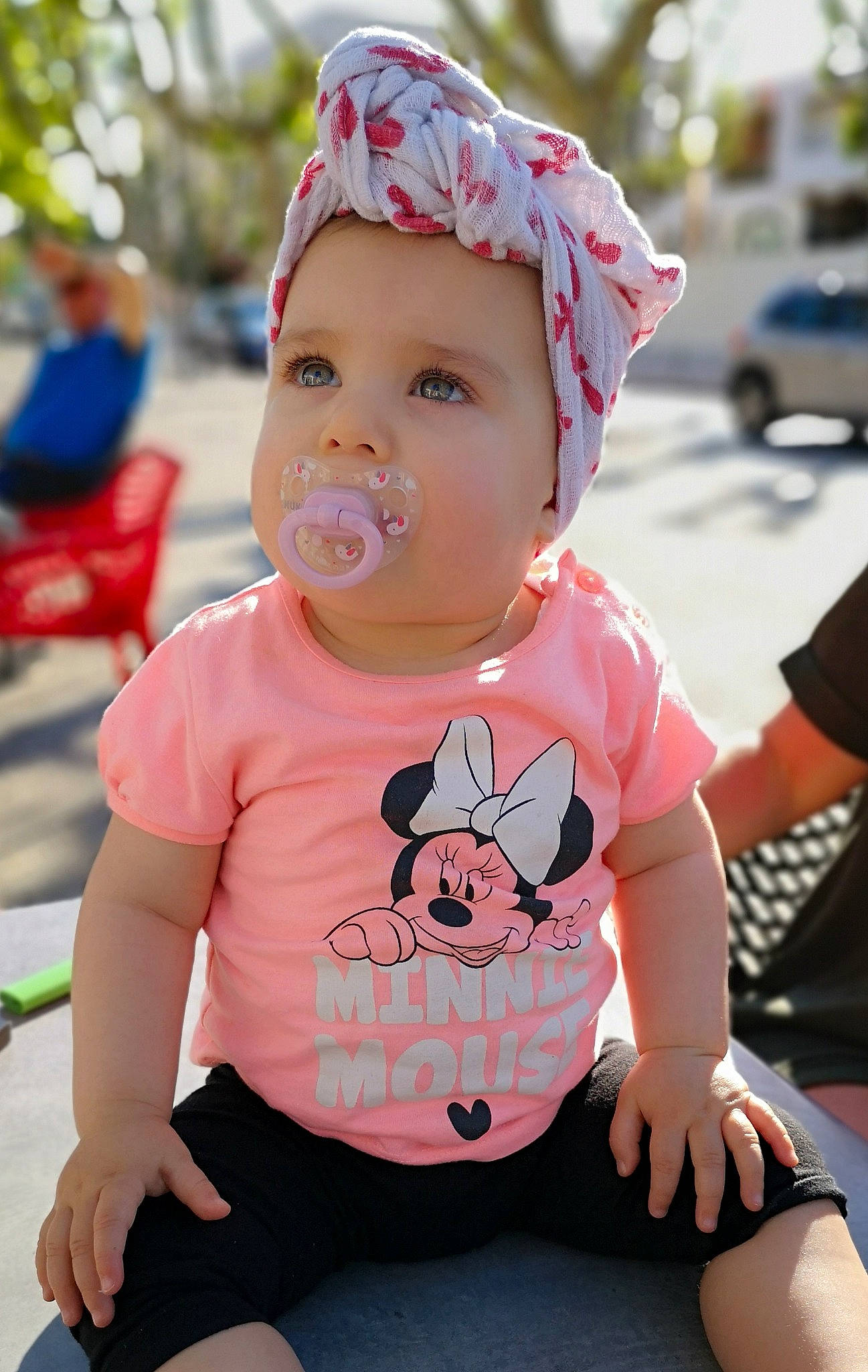 Maïna a rejoint le concours — aidez-le/la à gagner de superbes lots ! baby, baby_products, baby_toddler_clothing, cap, child, clothing, daughter, design, fashion_accessory, happy, headgear, outerwear, pattern, person, pink, product, sleeve, smile, t_shirt, toddler