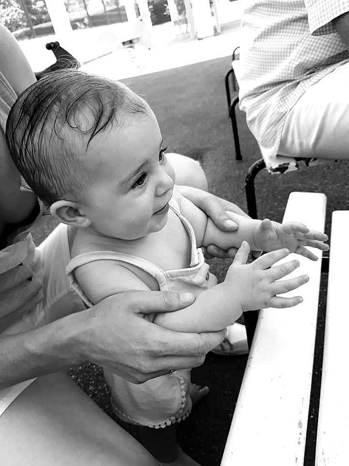 Maïna participe au concours pour gagner de l'argent avec cette photo : arm, baby, black, black_and_white, child, eye, finger, hand, leg, monochrome, monochrome_photography, people, person, photograph, photography, skin, smile, snapshot, style, toddler