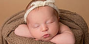 Alba participe au concours pour gagner de l'argent avec cette photo : baby, newborn, sleeping, headband, blanket, soft_texture, closeup, peaceful, infant, cute, face, resting, warm_colors, skin, portrait, tiny, wrapped, cozy, hands, knitted