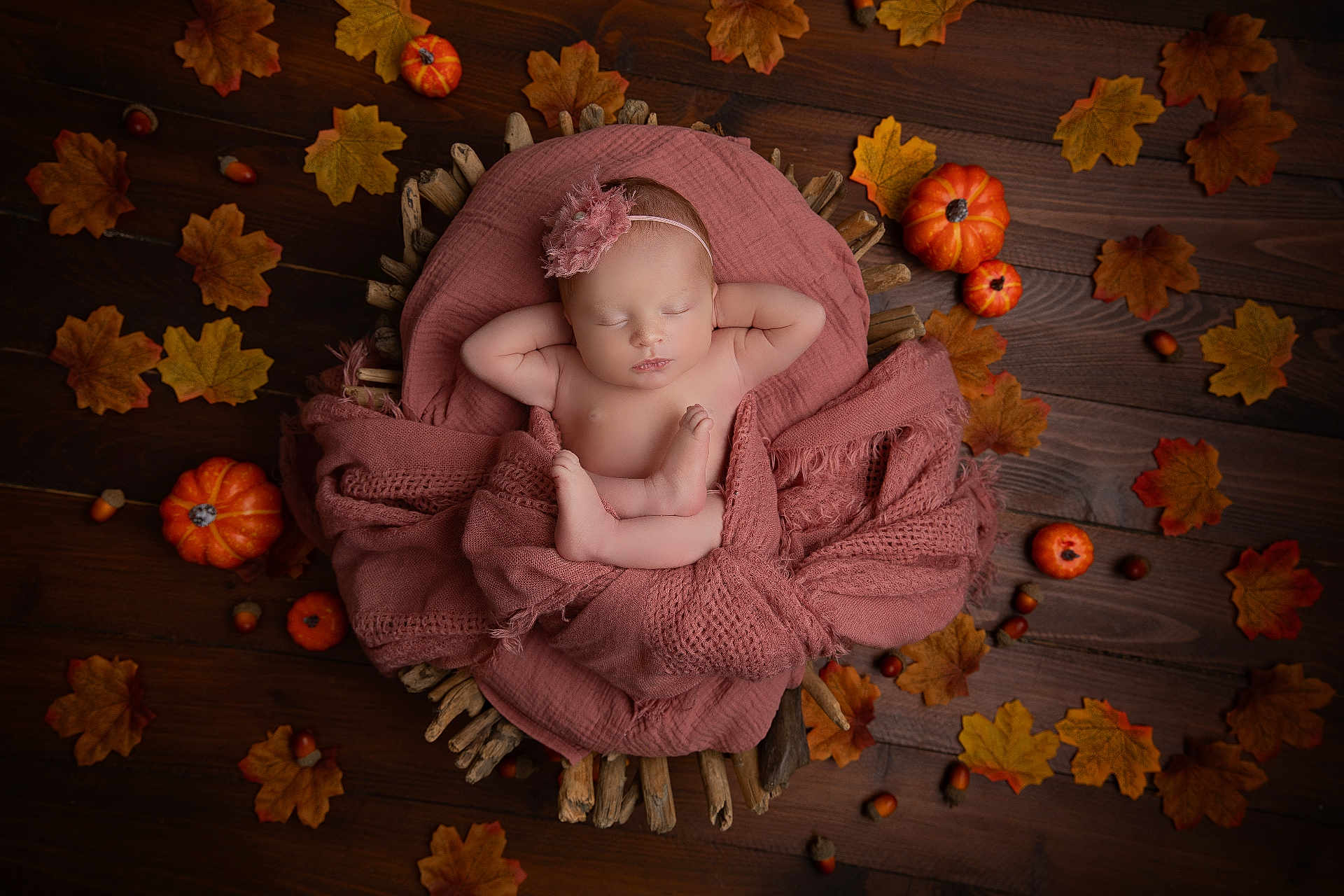 Alba a rejoint le concours — aidez-le/la à gagner de superbes lots ! baby, newborn, sleeping, blanket, headband, flower, autumn, leaves, pumpkins, wooden_floor, cozy, nest, pink, soft_texture, peaceful, cute, infant, portrait, decor, fall_theme