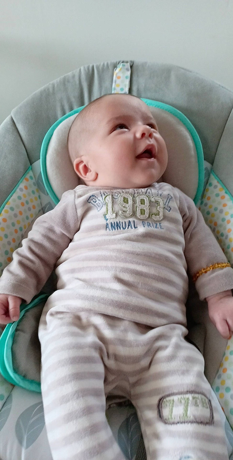 Maylon a rejoint le concours — aidez-le/la à gagner de superbes lots ! baby, baby_products, baby_safety, baby_toddler_clothing, cheek, child, comfort, happy, head, linens, mouth, pattern, person, product, sitting, skin, sleeve, smile, t_shirt, textile