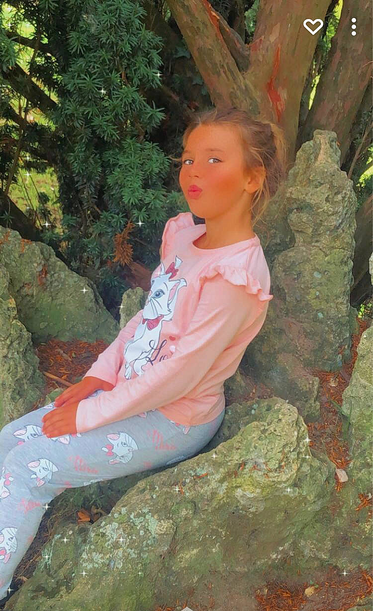 Louana participe au concours pour gagner de l'argent avec cette photo : autumn, child, forest, fun, garden, grass, jungle, leisure, long_hair, people_in_nature, person, plant, rock, sitting, thigh, tree, trunk, vacation, wood, woodland