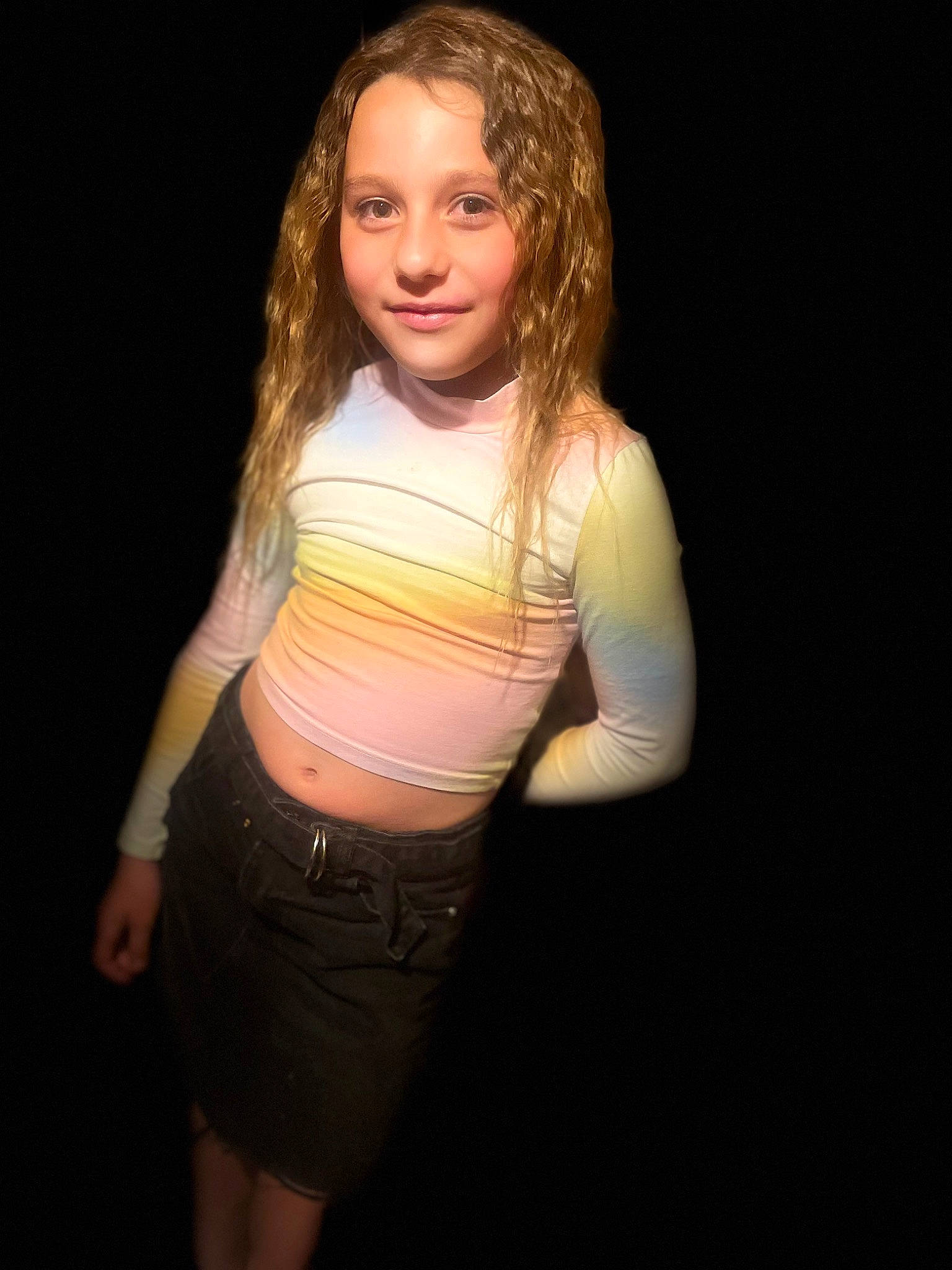 Louana participe au concours pour gagner de l'argent avec cette photo : abdomen, arm, black_hair, chest, elbow, flash_photography, gesture, happy, joy, knee, lip, long_hair, person, shorts, shoulder, sleeve, smile, stomach, t_shirt, thigh