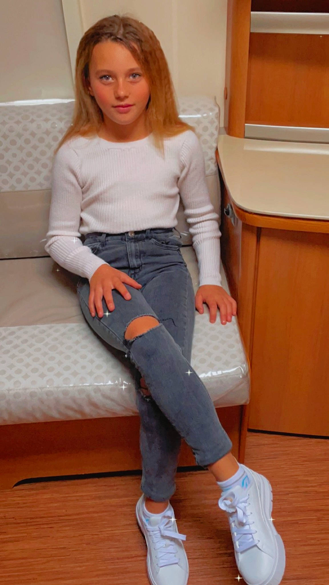 Louana a rejoint le concours — aidez-le/la à gagner de superbes lots ! brown_hair, comfort, denim, elbow, electric_blue, face, fashion_design, human_leg, joint, joy, knee, leg, person, shoe, shoulder, sitting, sleeve, sportswear, t_shirt, thigh