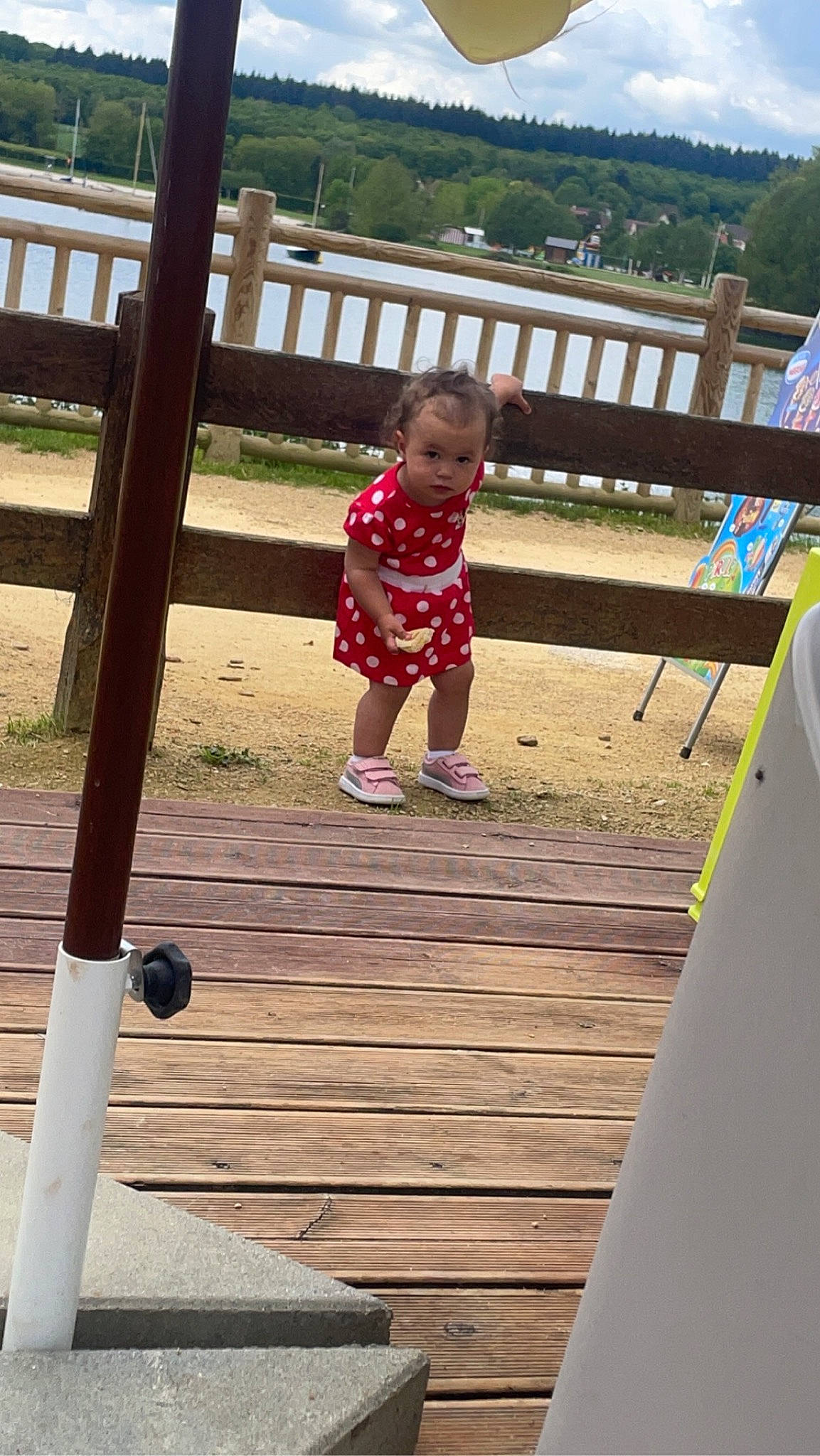 Louna participe au concours pour gagner de l'argent avec cette photo : baby_toddler_clothing, child, deck, fence, flooring, fun, handrail, hardwood, house, leisure, outdoor_furniture, person, recreation, shorts, sky, t_shirt, toddler, tree, walkway, wood