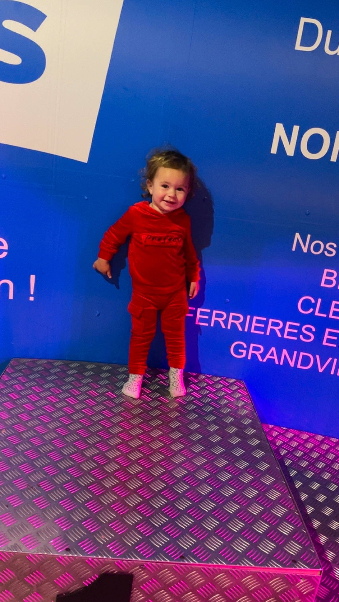 Louna a rejoint le concours — aidez-le/la à gagner de superbes lots ! boot, carpet, child, electric_blue, entertainment, event, fashion, fashion_design, flooring, fun, happy, joy, logo, magenta, pattern, person, purple, sandal, sleeve, toddler