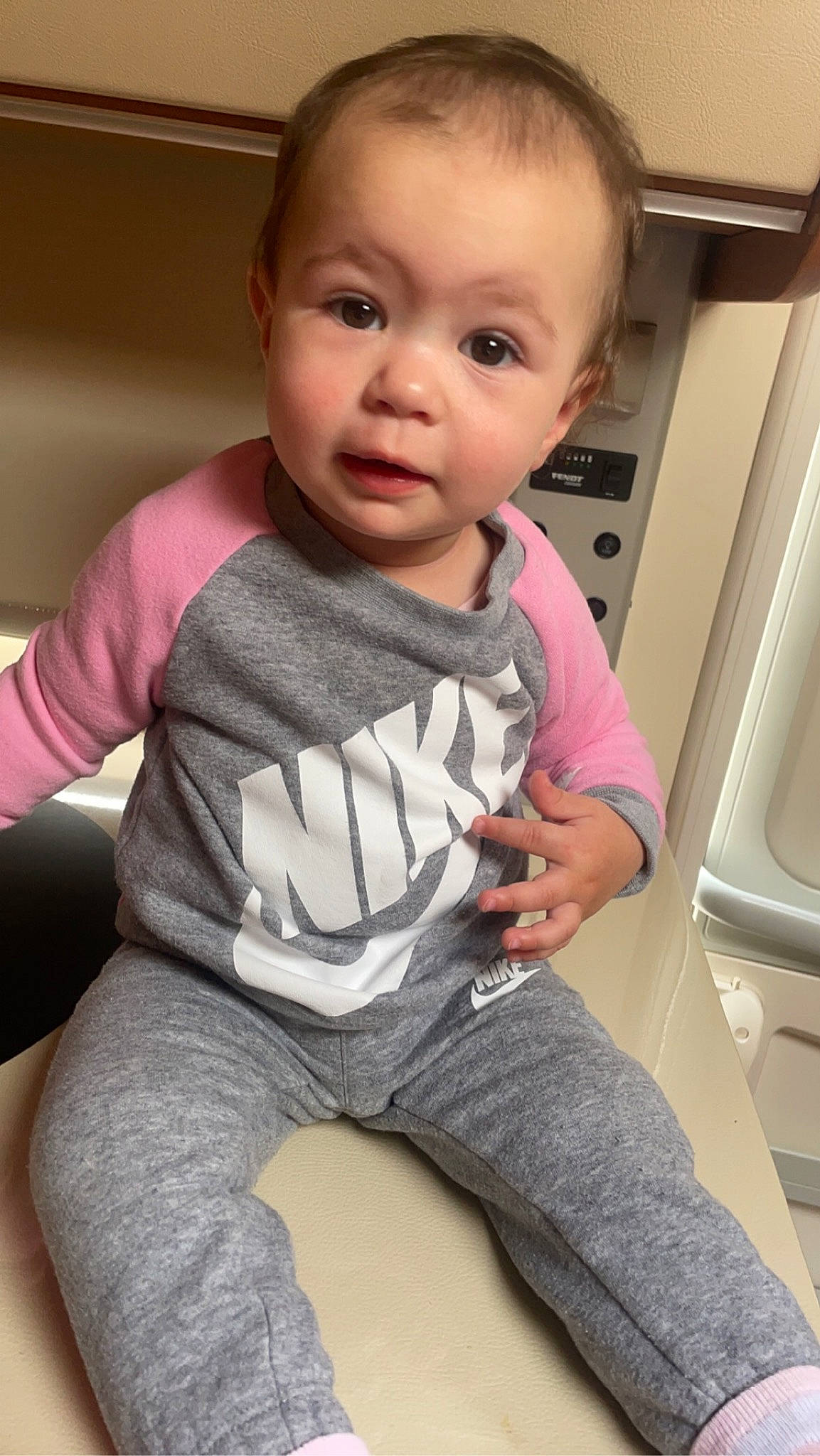 Louna a rejoint le concours — aidez-le/la à gagner de superbes lots ! baby, baby_toddler_clothing, cheek, child, eyelash, finger, hand, human_body, iris, joint, knee, neck, nose, person, shoulder, skin, sleeve, standing, t_shirt, thigh