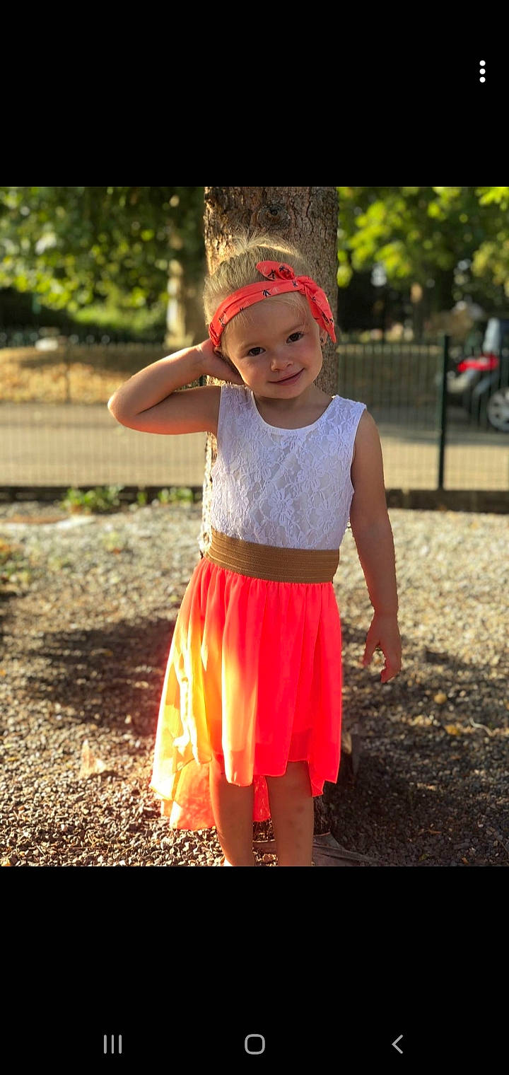 Iliana participe au concours pour gagner de l'argent avec cette photo : child, child_model, clothing, dress, fashion_accessory, headgear, headwear, joy, pattern, person, photography, pink, play, smile, toddler, yellow