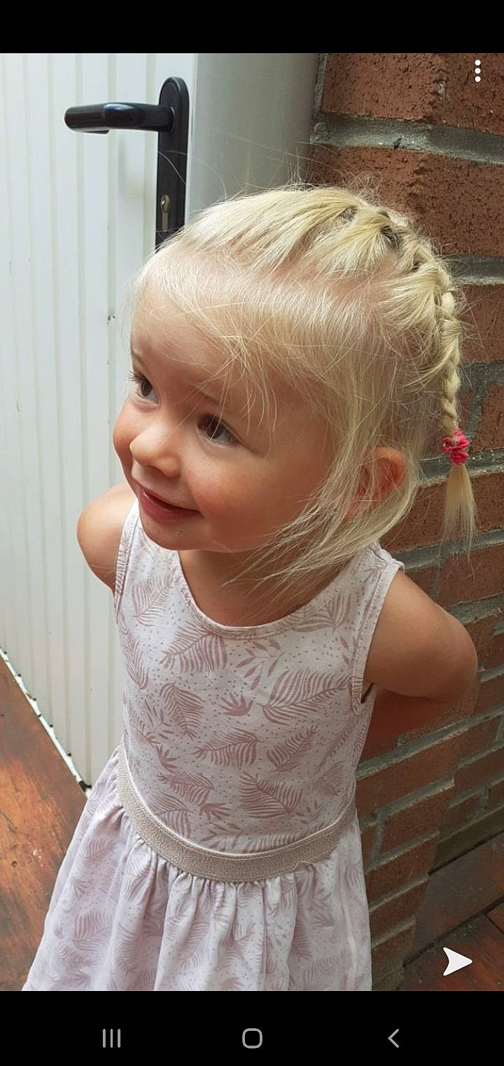 Iliana participe au concours pour gagner de l'argent avec cette photo : baby, blond, brown_hair, cheek, child, chin, dress, ear, face, forehead, hair, hair_accessory, hairstyle, head, joy, lip, long_hair, nose, person, skin