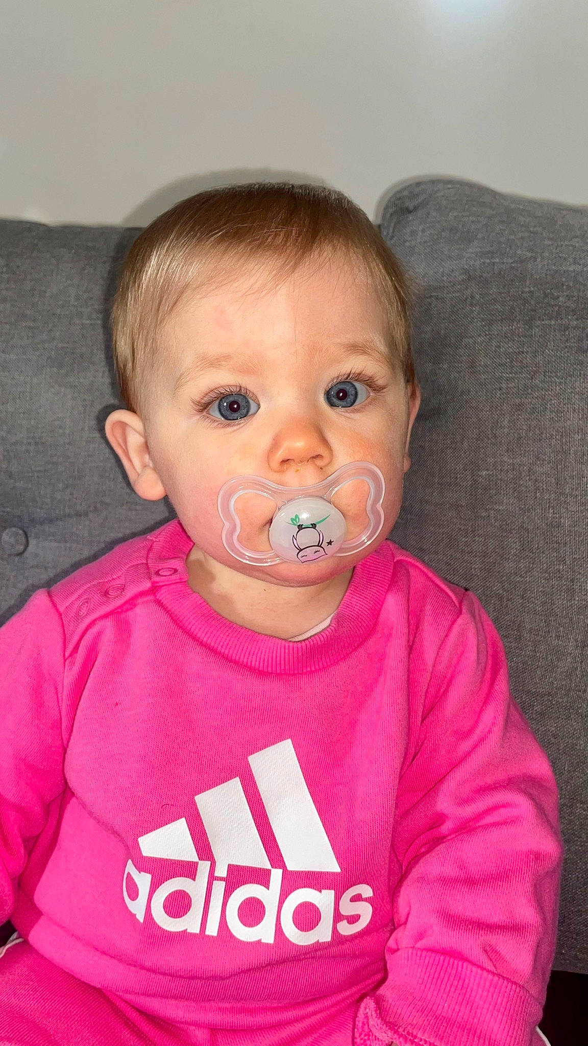 Leeva a rejoint le concours — aidez-le/la à gagner de superbes lots ! baby, baby_toddler_clothing, cheek, chin, comfort, eye, eyelash, finger, head, iris, lip, mouth, neck, nose, person, pink, product, skin, sleeve, t_shirt