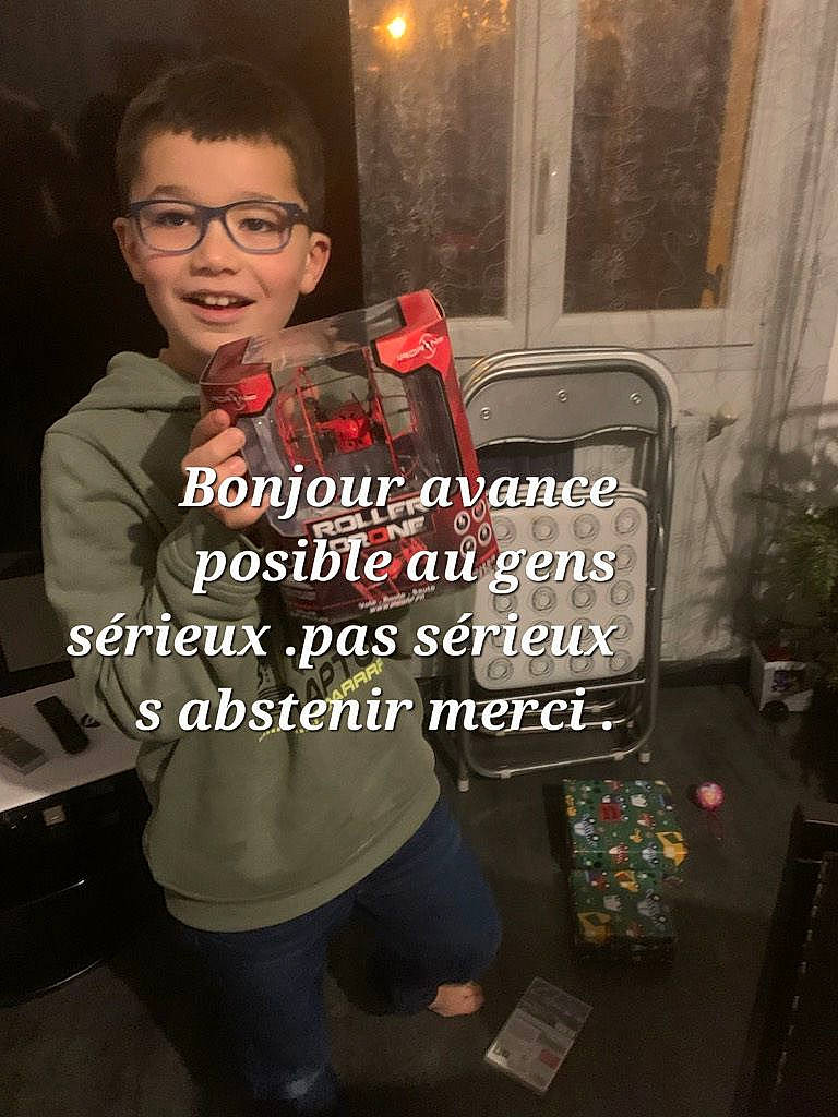 Nolan participe au concours pour gagner de l'argent avec cette photo : advertising, child, eyewear, fictional_character, flash_photography, flowerpot, font, formal_wear, fun, glasses, happy, houseplant, joy, person, photo_caption, plant, room, sitting, smile, tie