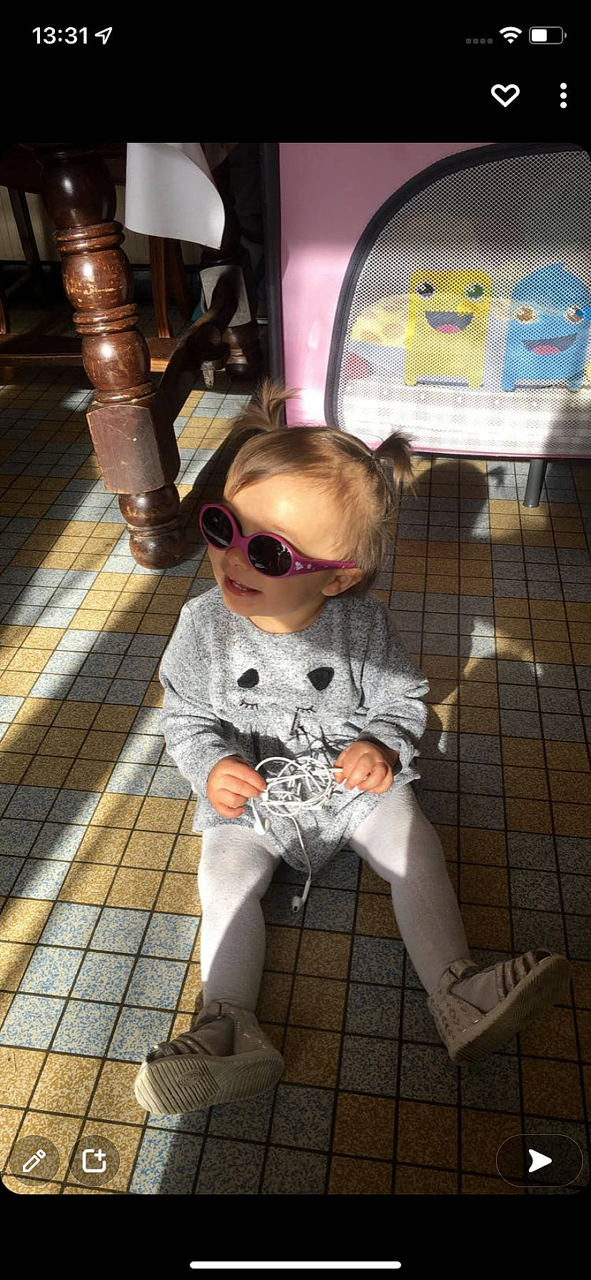 Alyx a rejoint le concours — aidez-le/la à gagner de superbes lots ! baby, baby_toddler_clothing, child, eyewear, flooring, fun, glasses, goggles, human_leg, leisure, metal, pattern, person, personal_protective_equipment, sitting, sleeve, sunglasses, thigh, toddler, vision_care