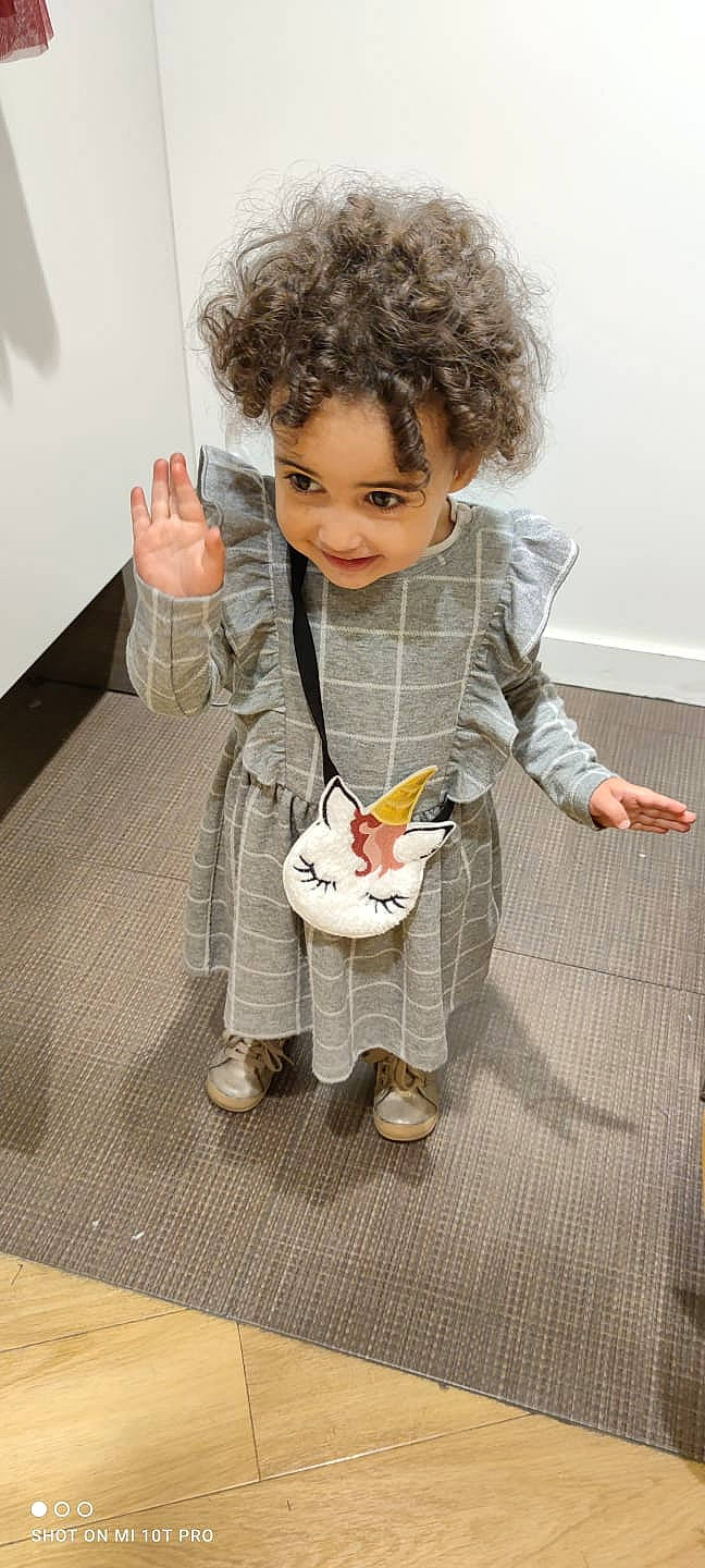 Zelda participe au concours pour gagner de l'argent avec cette photo : arm, baby_toddler_clothing, cheek, clothing, eye, face, floor, flooring, footwear, gesture, hand, head, human_body, joint, joy, nose, outerwear, person, skin, sleeve