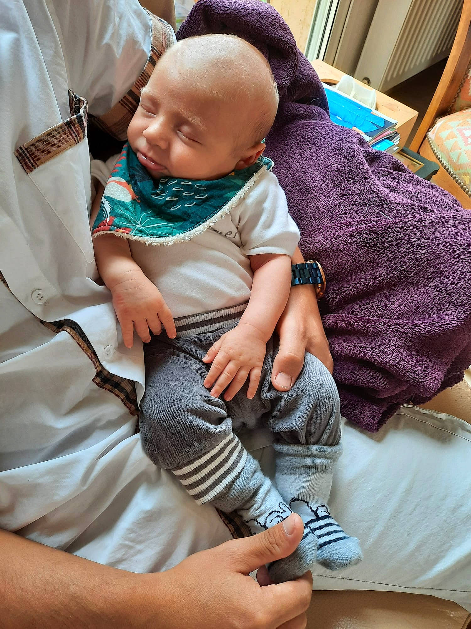 Enaël participe au concours pour gagner de l'argent avec cette photo : baby, baby_products, child, comfort, facial_expression, foot, fun, gesture, hand, happy, human_leg, knee, lap, leisure, nail, person, sitting, skin, sock, thigh