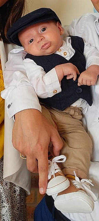 Enaël a rejoint le concours — aidez-le/la à gagner de superbes lots ! baby_toddler_clothing, comfort, elbow, event, finger, gesture, hand, happy, headwear, human_leg, joint, knee, leg, person, photograph, sitting, sleeve, thigh, thumb, toddler