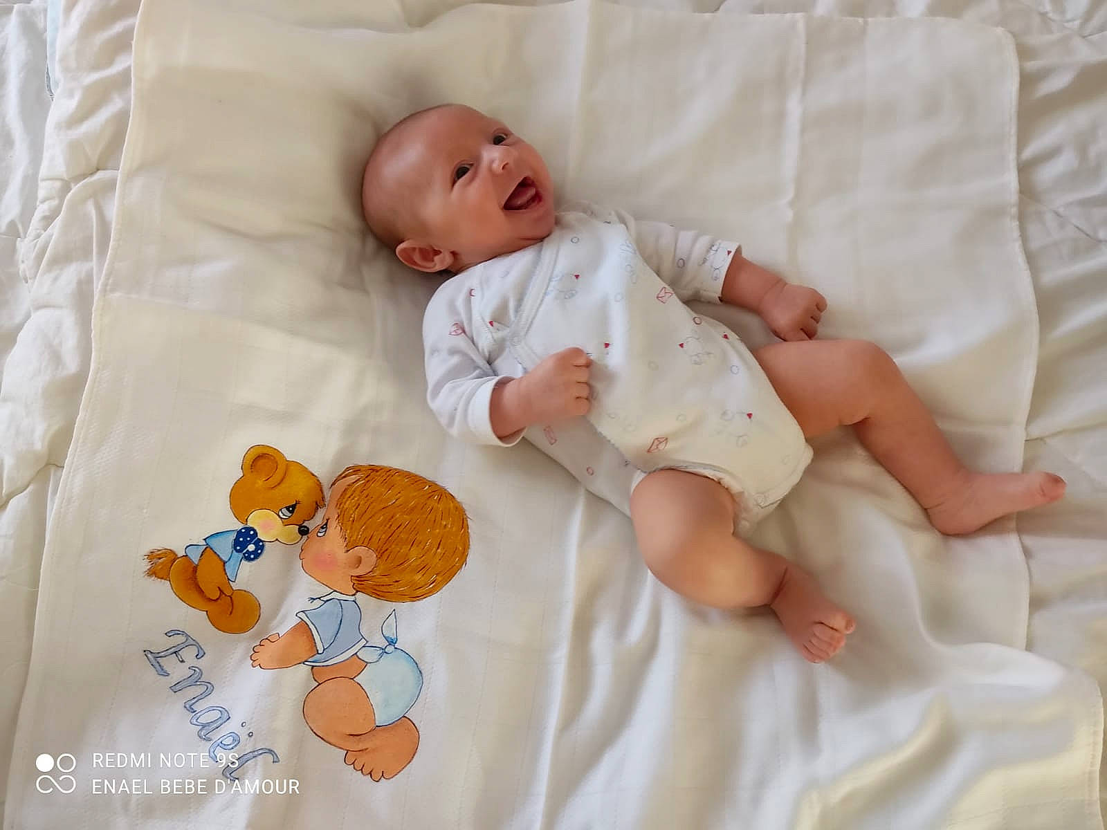 Enaël participe au concours pour gagner de l'argent avec cette photo : baby, baby_products, baby_safety, baby_sleeping, baby_toddler_clothing, bedding, bedtime, child, comfort, infant_bed, linens, orange, peach, person, product, room, skin, sleeve, textile, toddler