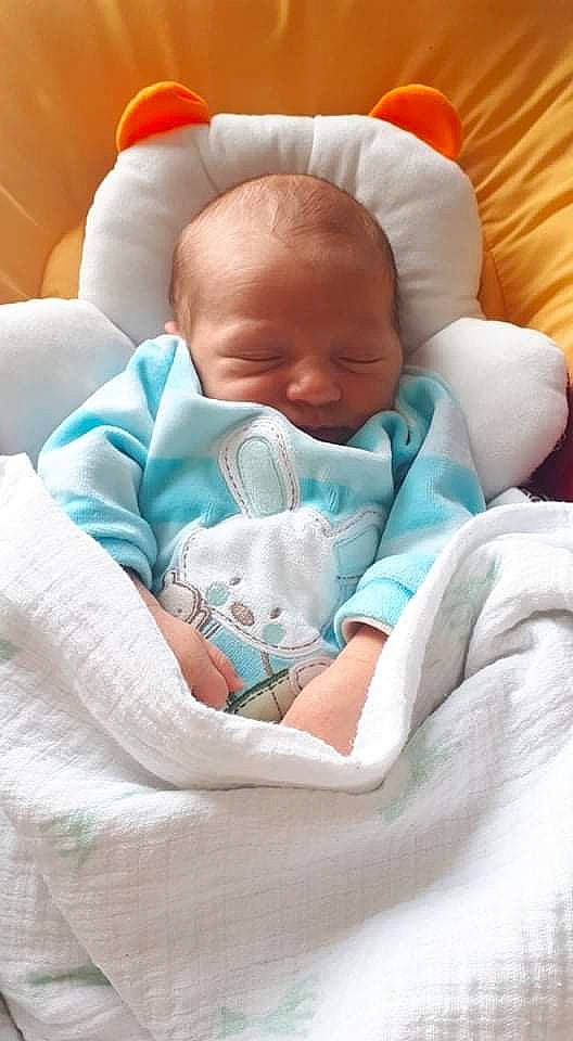 Enaël a rejoint le concours — aidez-le/la à gagner de superbes lots ! baby, baby_products, baby_sleeping, baby_toddler_clothing, bedtime, blanket, cheek, child, comfort, linens, nap, person, room, skin, sleep, textile, toddler