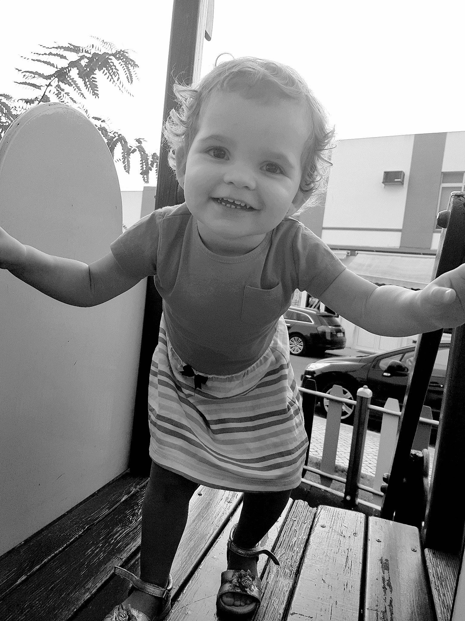 Camila participe au concours pour gagner de l'argent avec cette photo : arm, black, black_and_white, child, eye, face, facial_expression, fun, head, joy, monochrome, monochrome_photography, people, person, photograph, photography, skin, smile, snapshot, standing